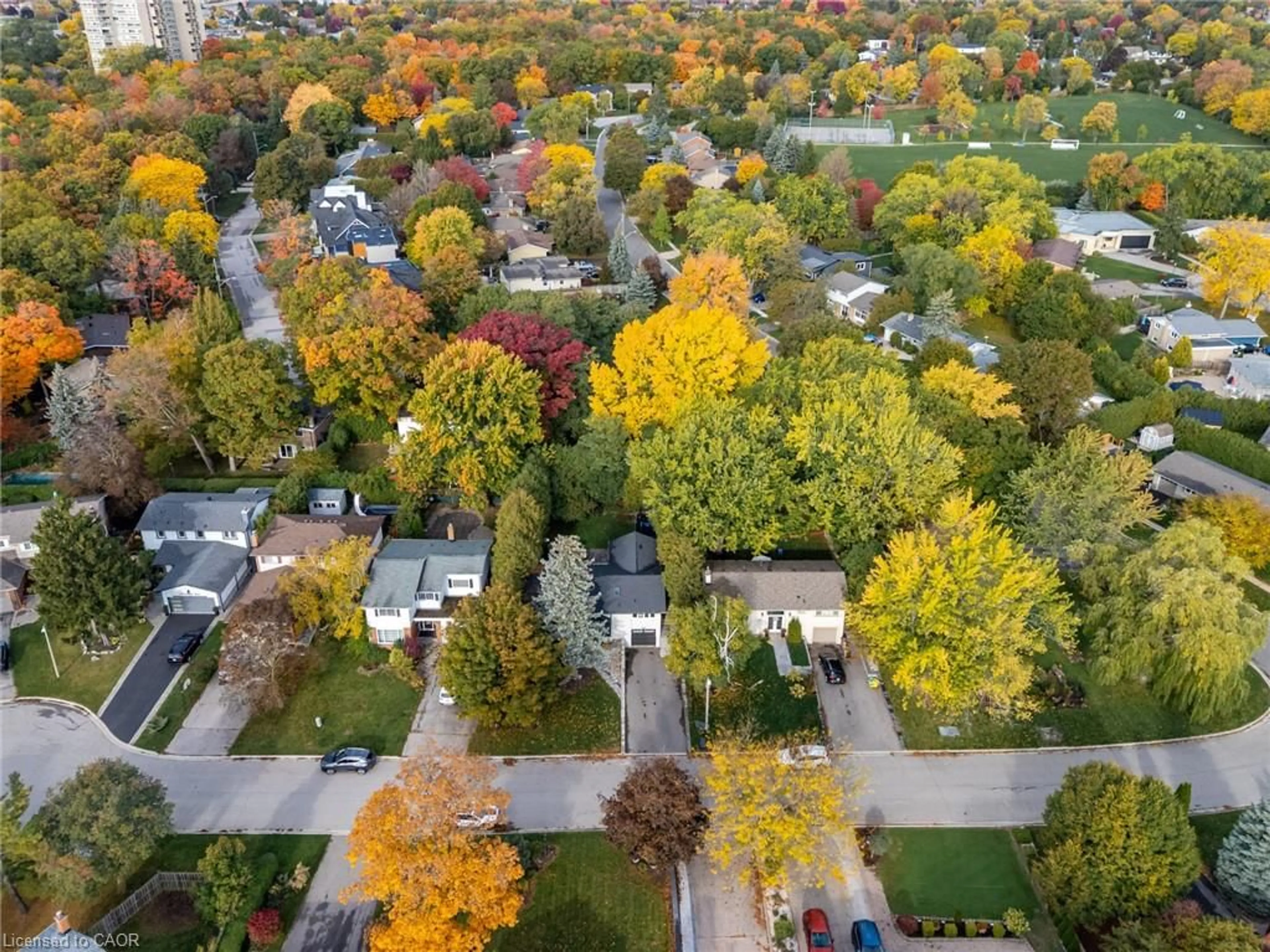 A pic from outside/outdoor area/front of a property/back of a property/a pic from drone, street for 1220 Lambeth Rd, Oakville Ontario L6H 2C8