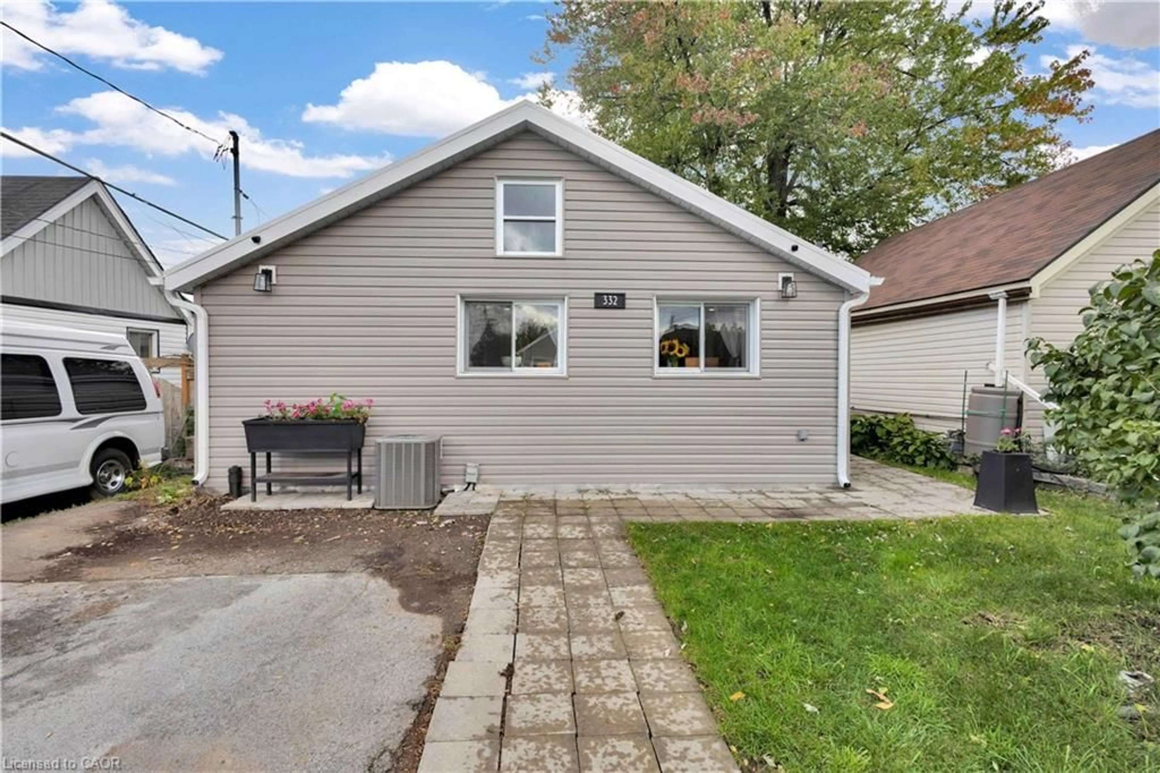 Home with vinyl exterior material, street for 332 Vansitmart Ave, Hamilton Ontario L8H 3B8