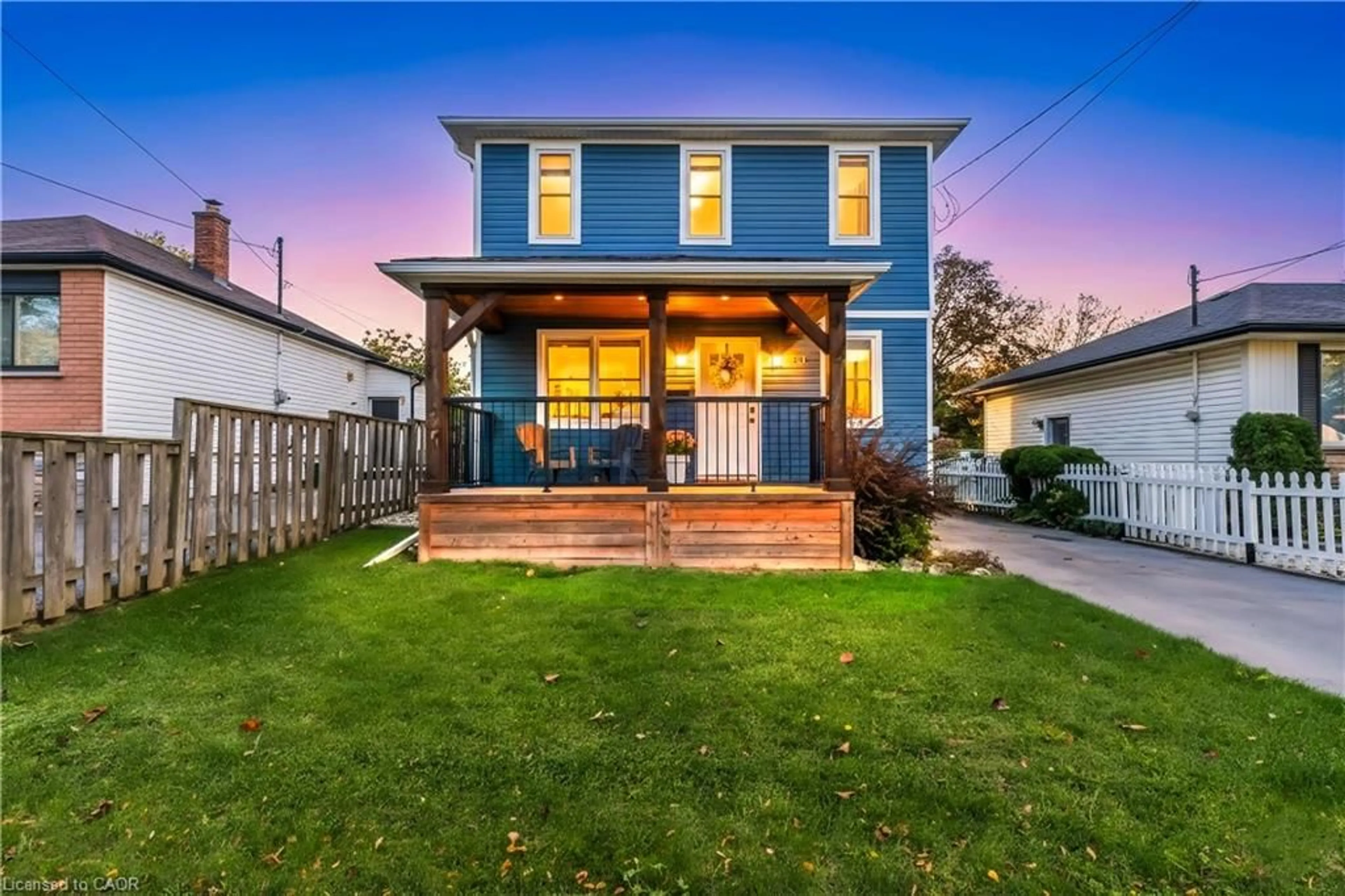 Home with vinyl exterior material, street for 324 East 43rd St, Hamilton Ontario L8T 3C7