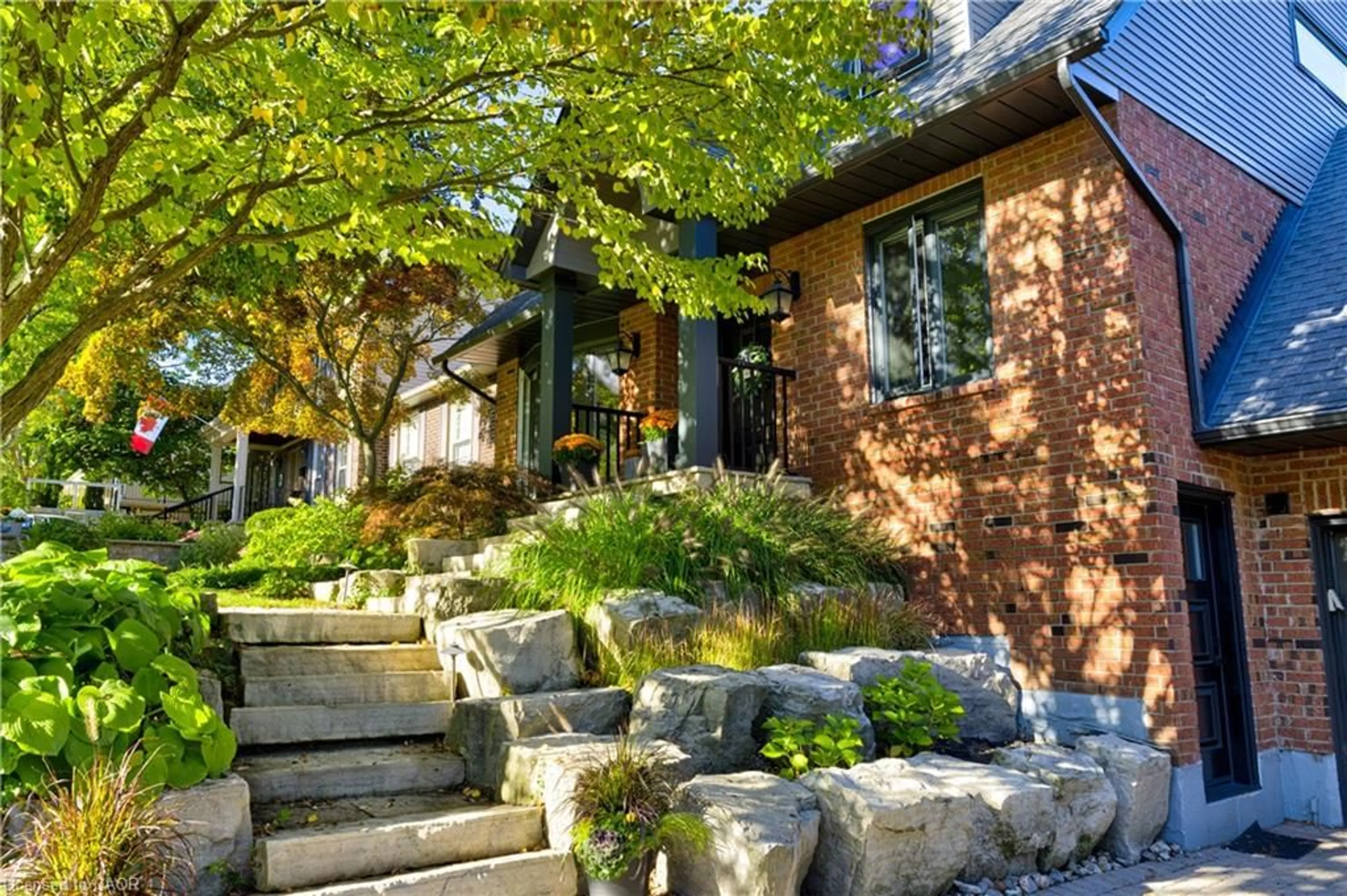 Patio, street for 6 Mays Cres, Waterdown Ontario L8B 0G4