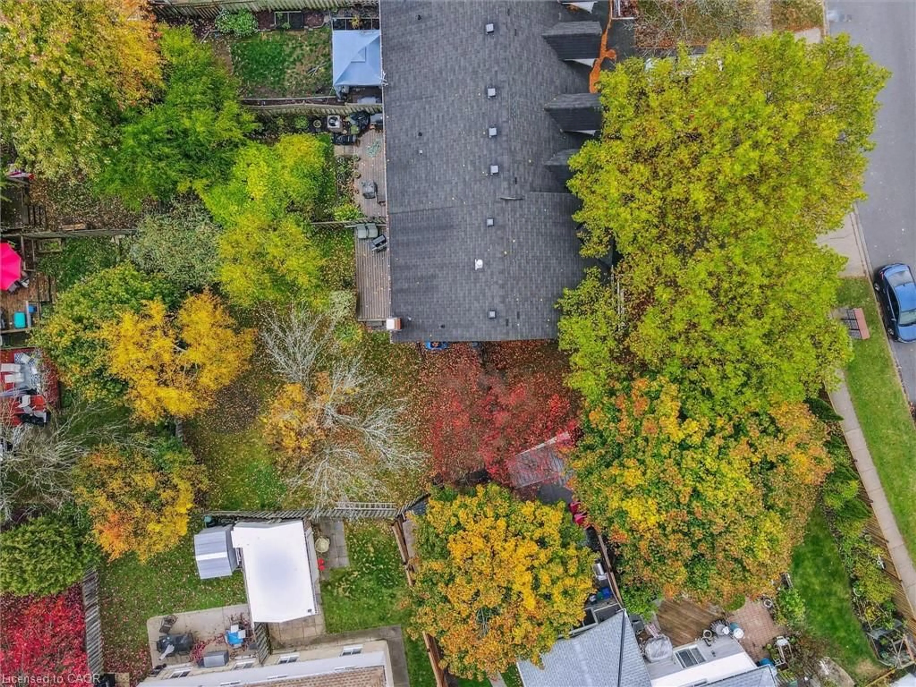 A pic from outside/outdoor area/front of a property/back of a property/a pic from drone, unknown for 35 Edgemere Dr, Cambridge Ontario N1P 1A9