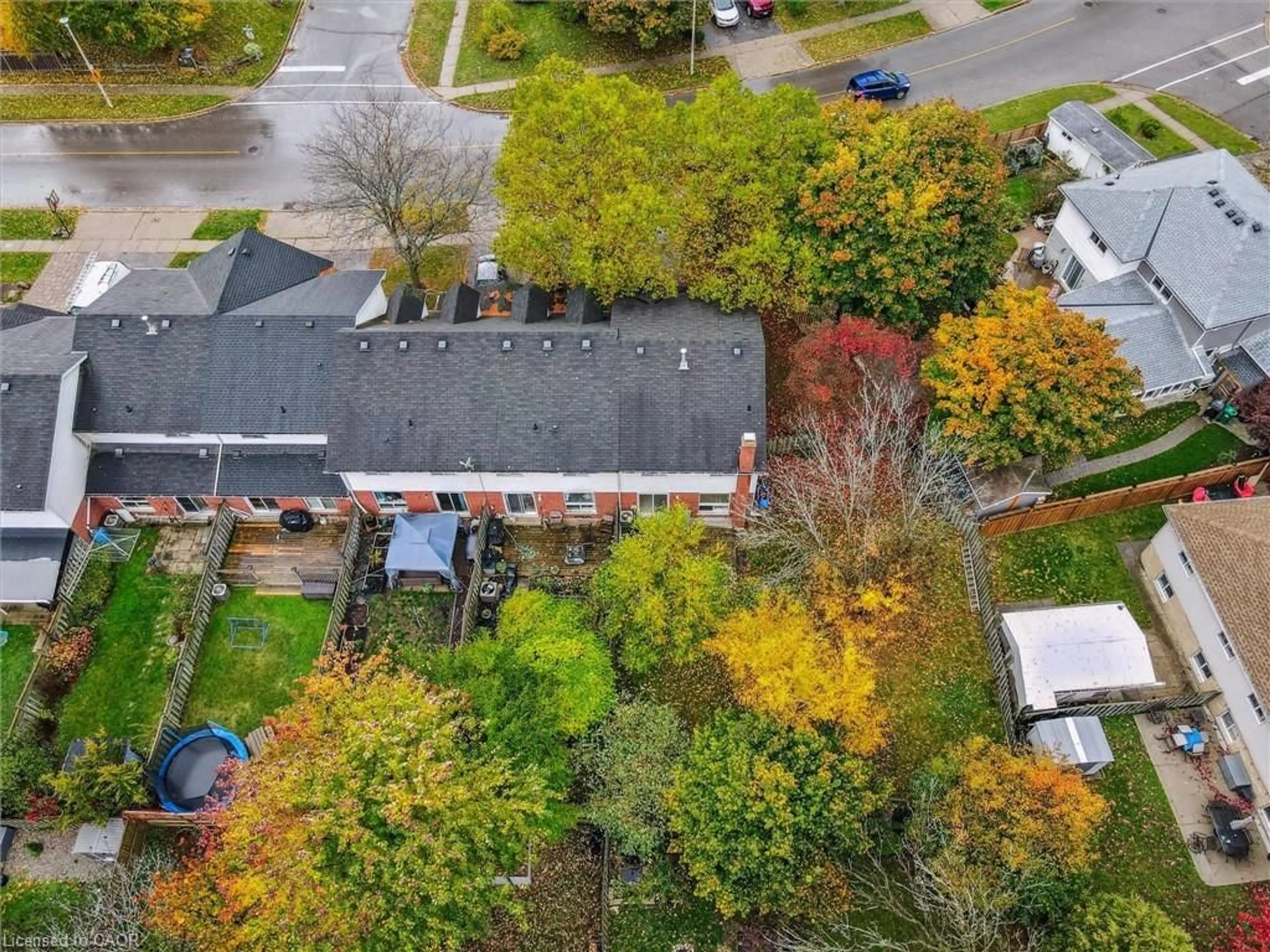 A pic from outside/outdoor area/front of a property/back of a property/a pic from drone, street for 35 Edgemere Dr, Cambridge Ontario N1P 1A9