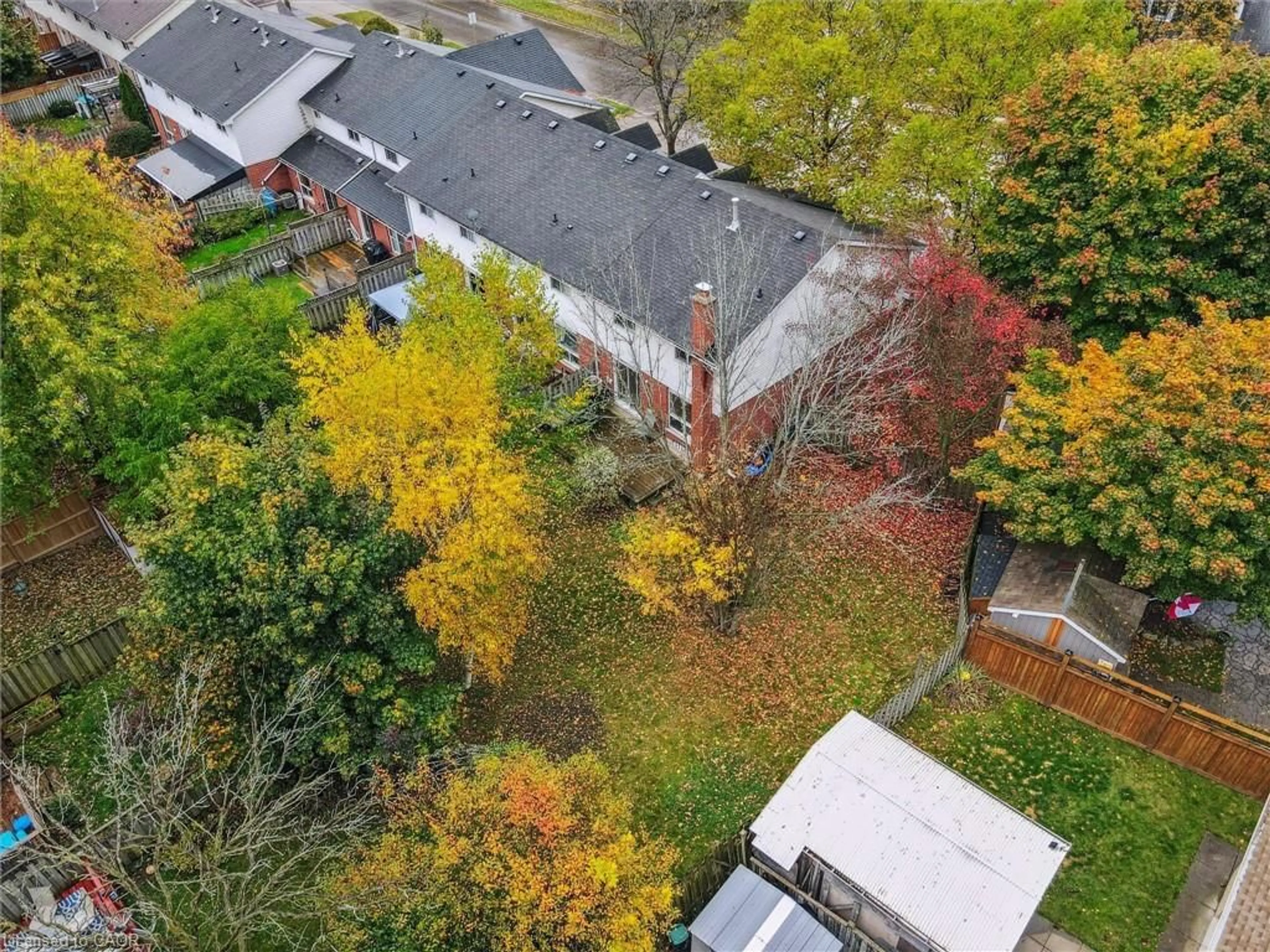 A pic from outside/outdoor area/front of a property/back of a property/a pic from drone, street for 35 Edgemere Dr, Cambridge Ontario N1P 1A9