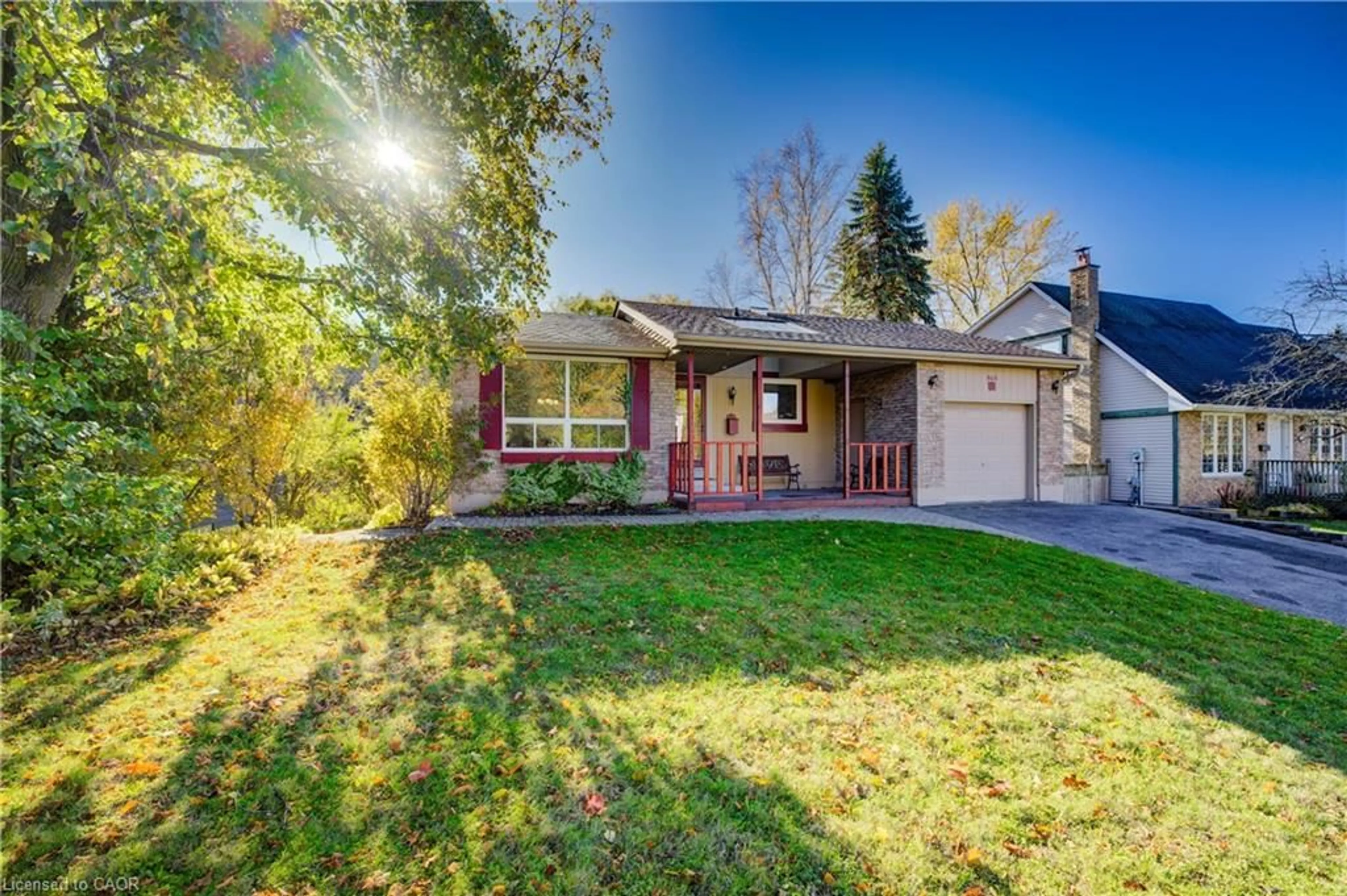 Home with vinyl exterior material, street for 940 Elgin St, Newmarket Ontario L3Y 3C1