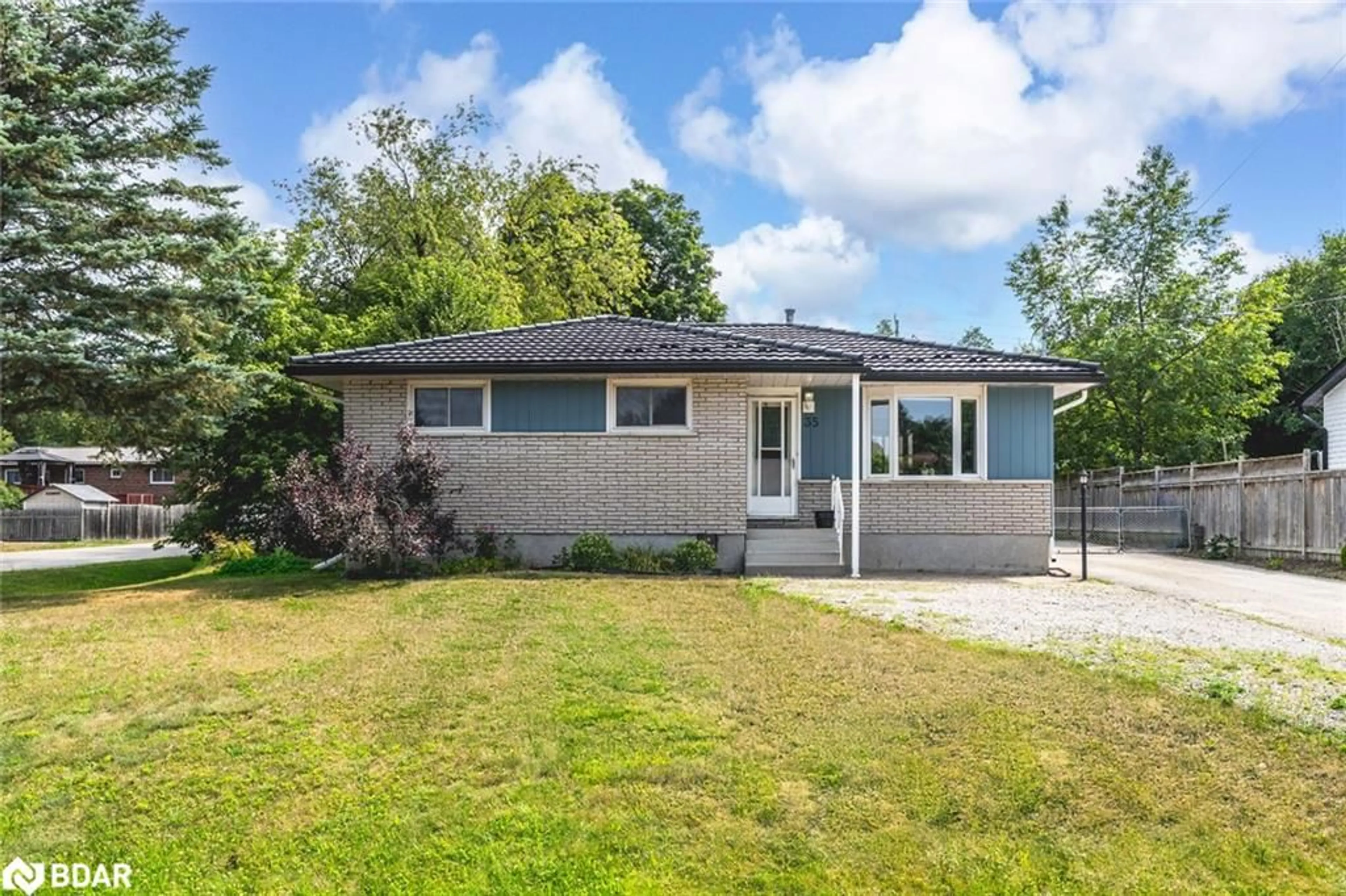 Home with vinyl exterior material, street for 35 Ashburton Cres, Essa Ontario L0M 1B0