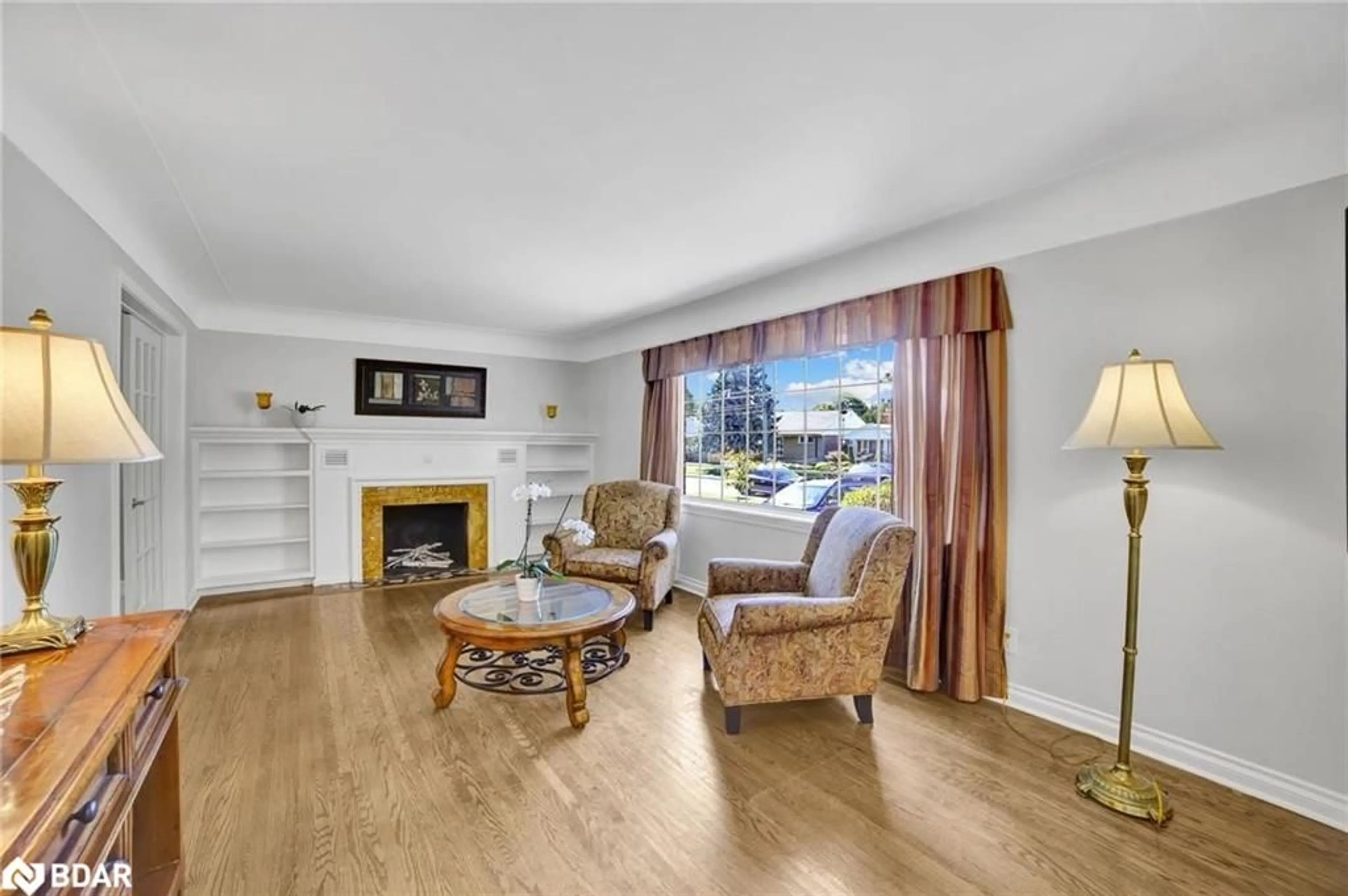 Living room with furniture, wood/laminate floor for 31 Lower Horning Rd, Hamilton Ontario L8S 3E9