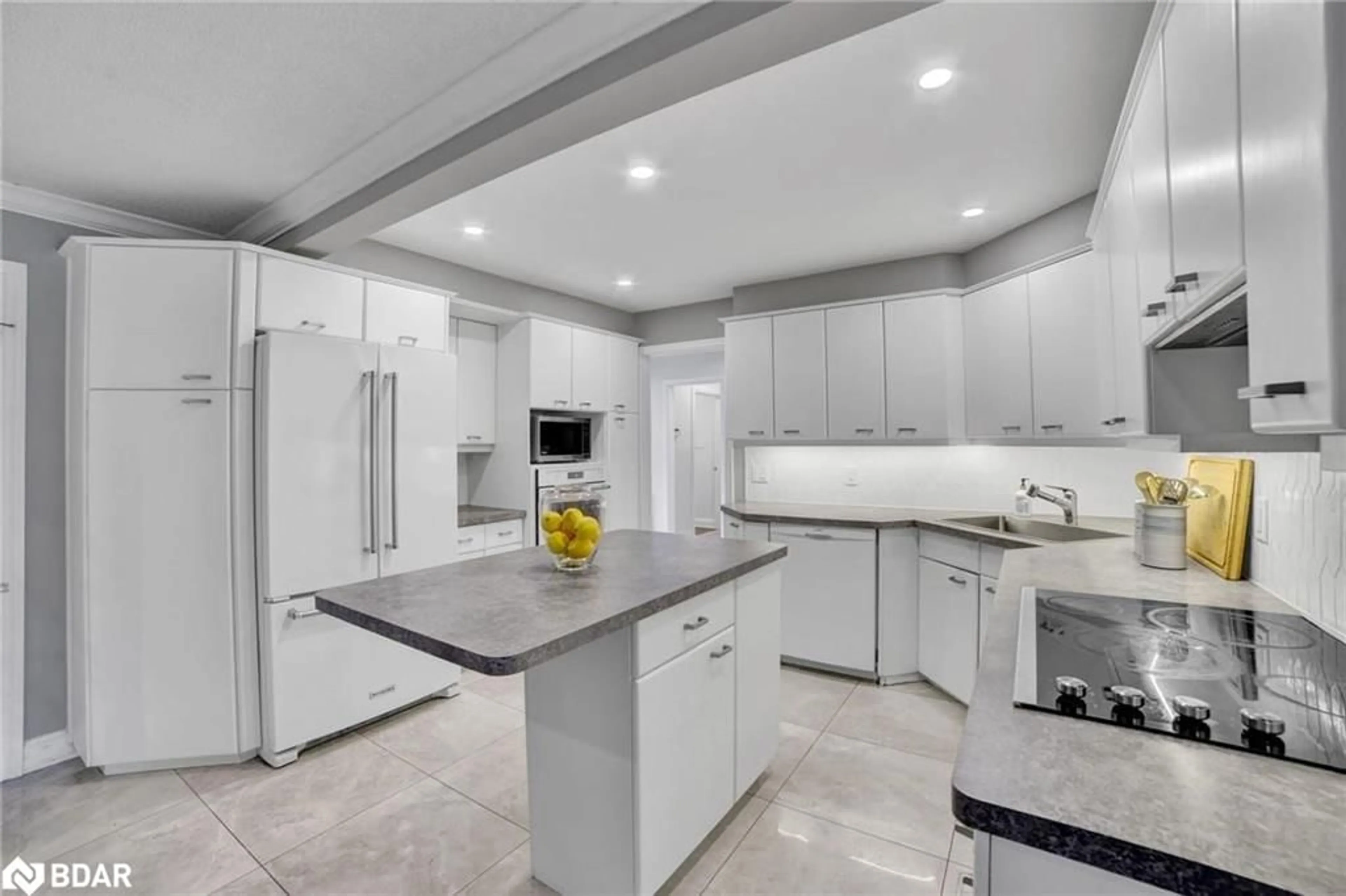 Open concept kitchen, ceramic/tile floor for 31 Lower Horning Rd, Hamilton Ontario L8S 3E9
