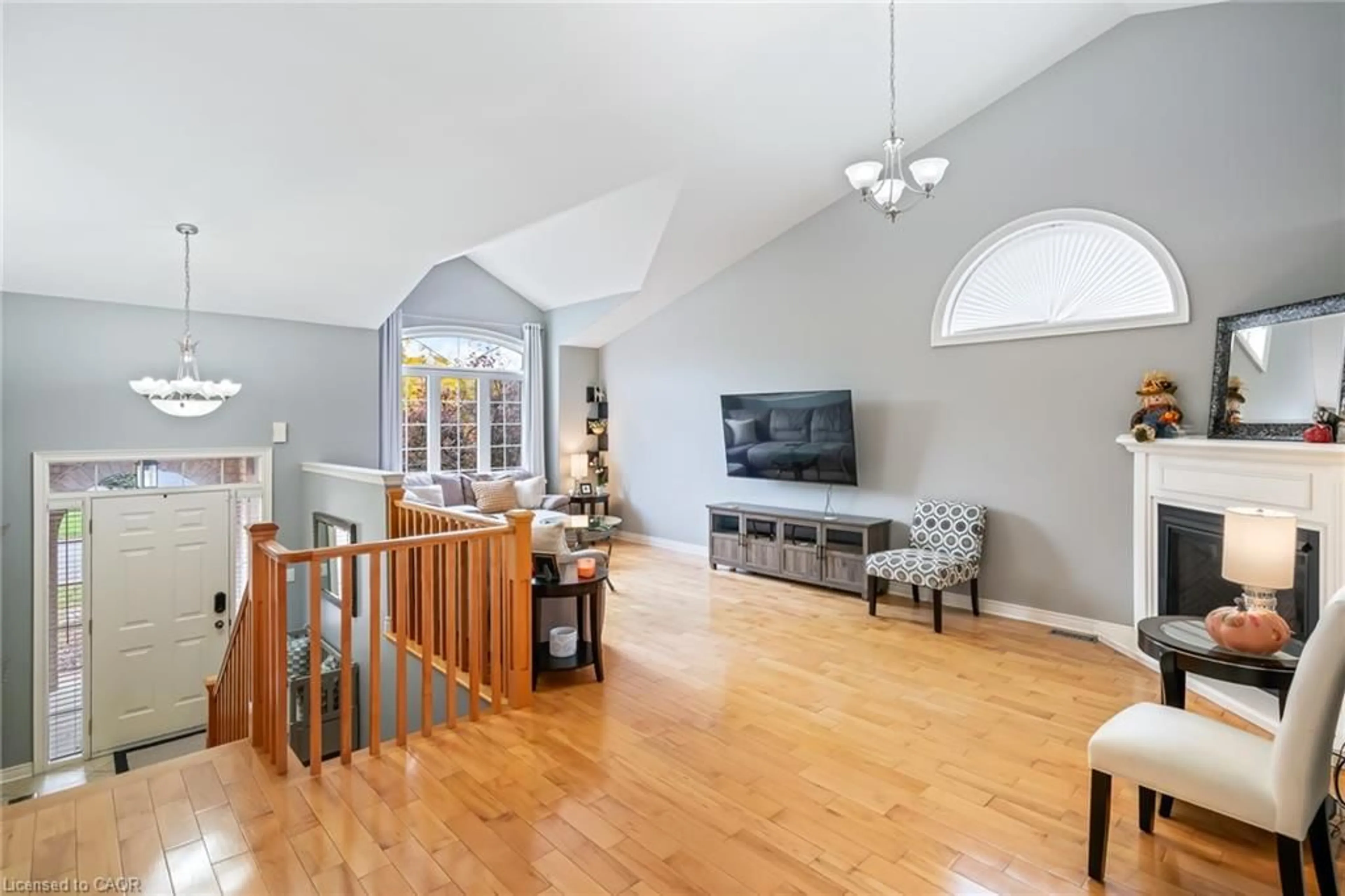 Living room with furniture, wood/laminate floor for 5255 White Dove Pky, Niagara Falls Ontario L2H 3M5