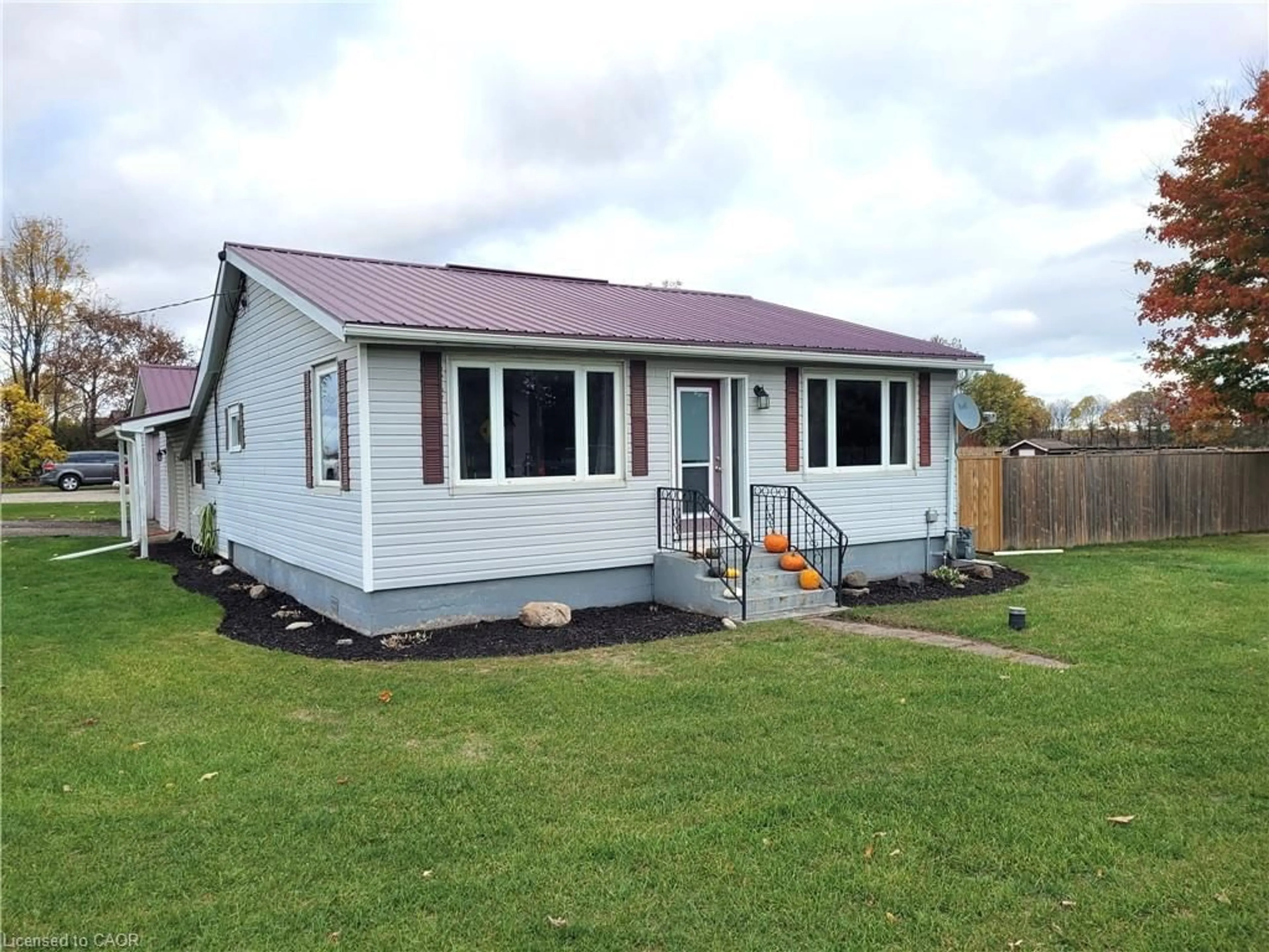 Home with vinyl exterior material, building for 11338 Culloden Rd, Aylmer Ontario N5H 2R3