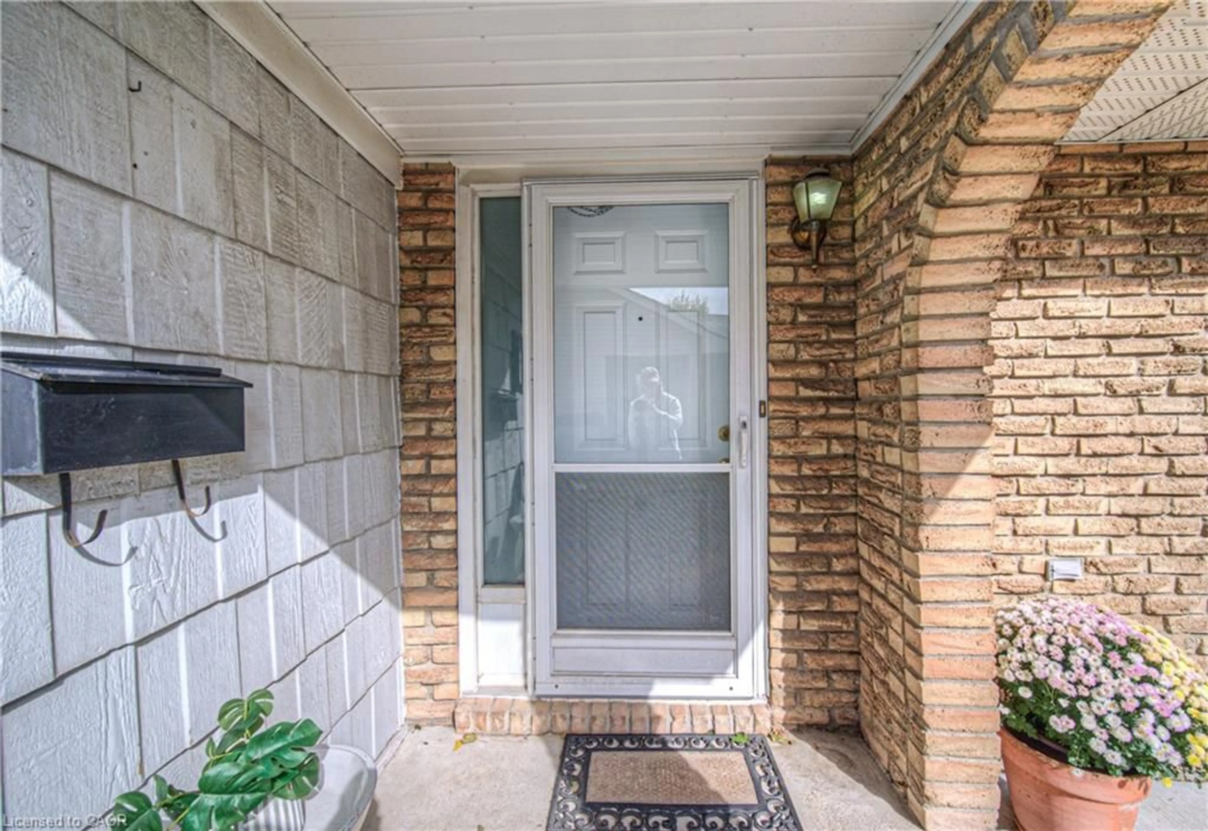 Indoor entryway for 280 Wendover Dr, Hamilton Ontario L9C 5X8