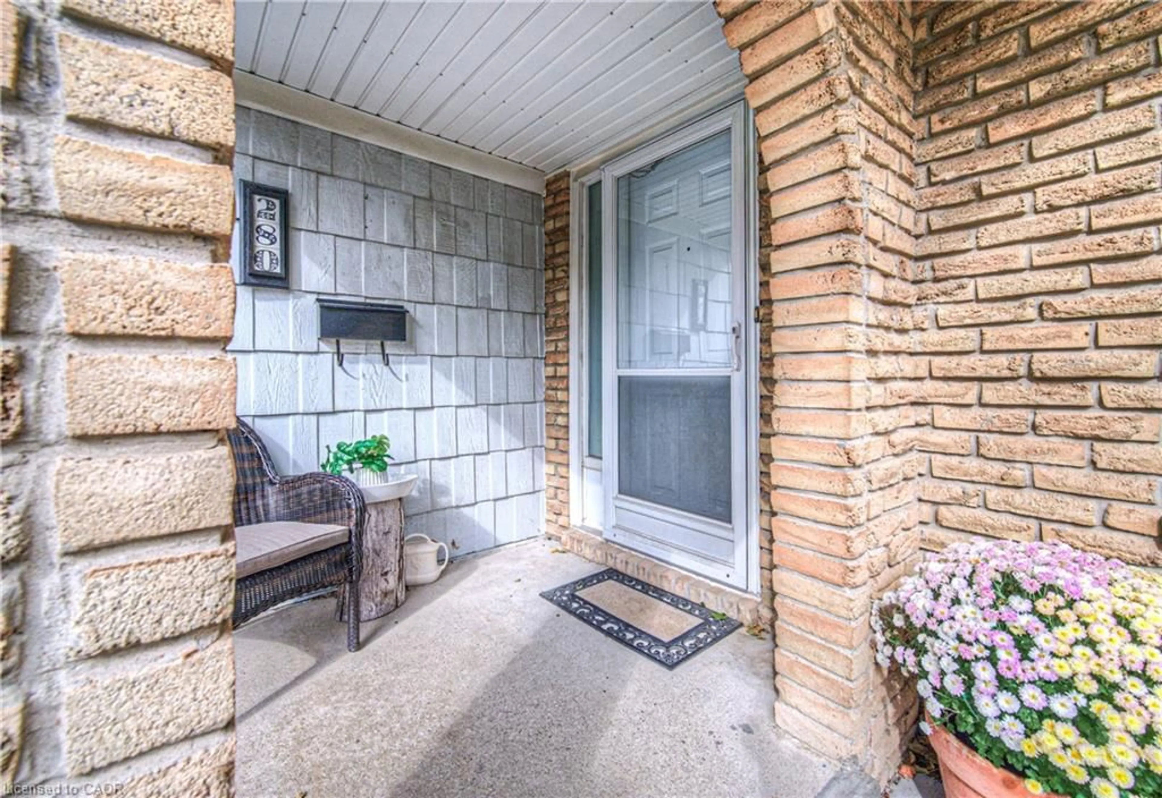 Indoor entryway for 280 Wendover Dr, Hamilton Ontario L9C 5X8