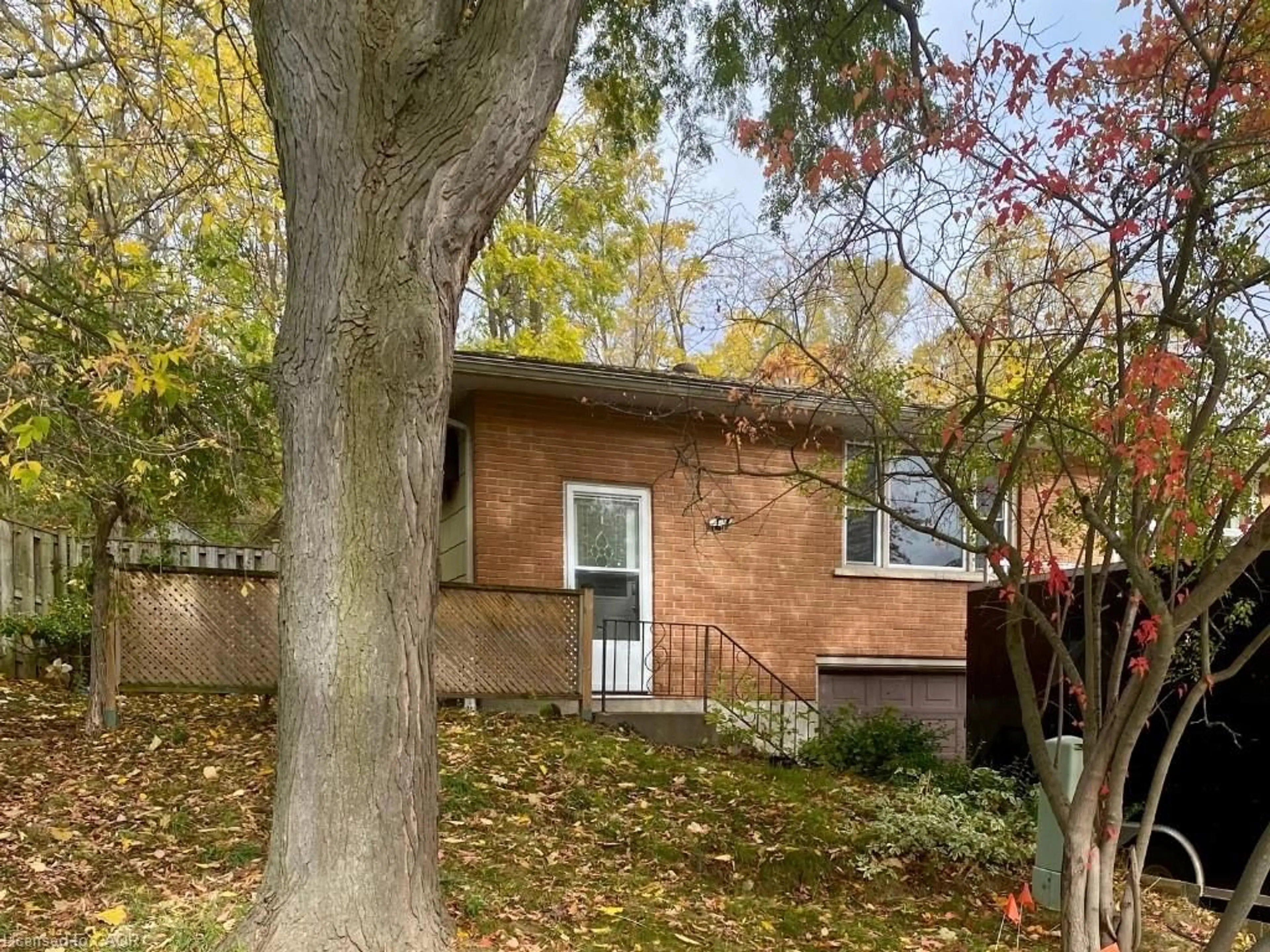 Home with brick exterior material, street for 195 Woodside Ave, Cambridge Ontario N1S 3X5