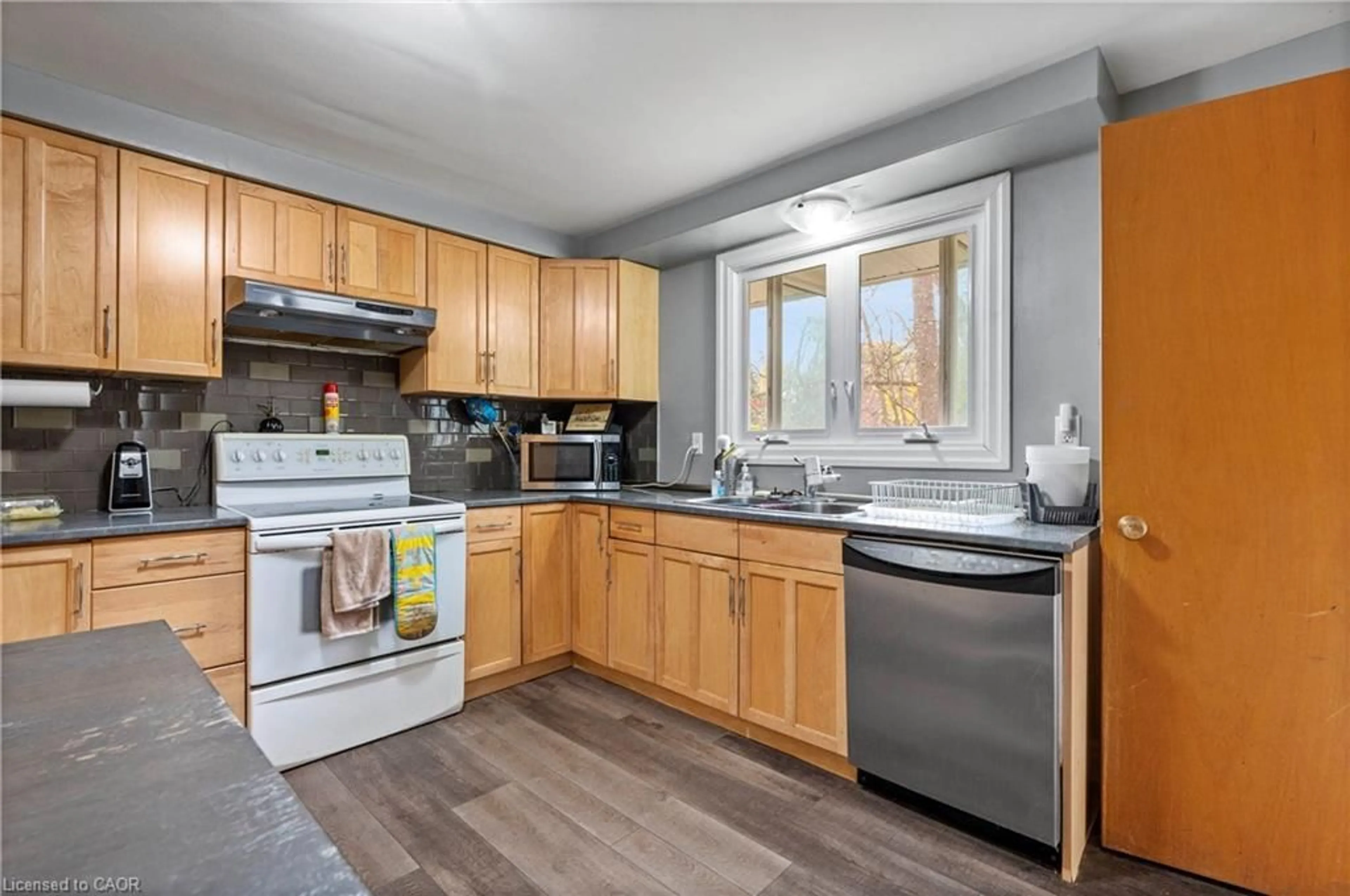 Standard kitchen, unknown for 195 Woodside Ave, Cambridge Ontario N1S 3X5