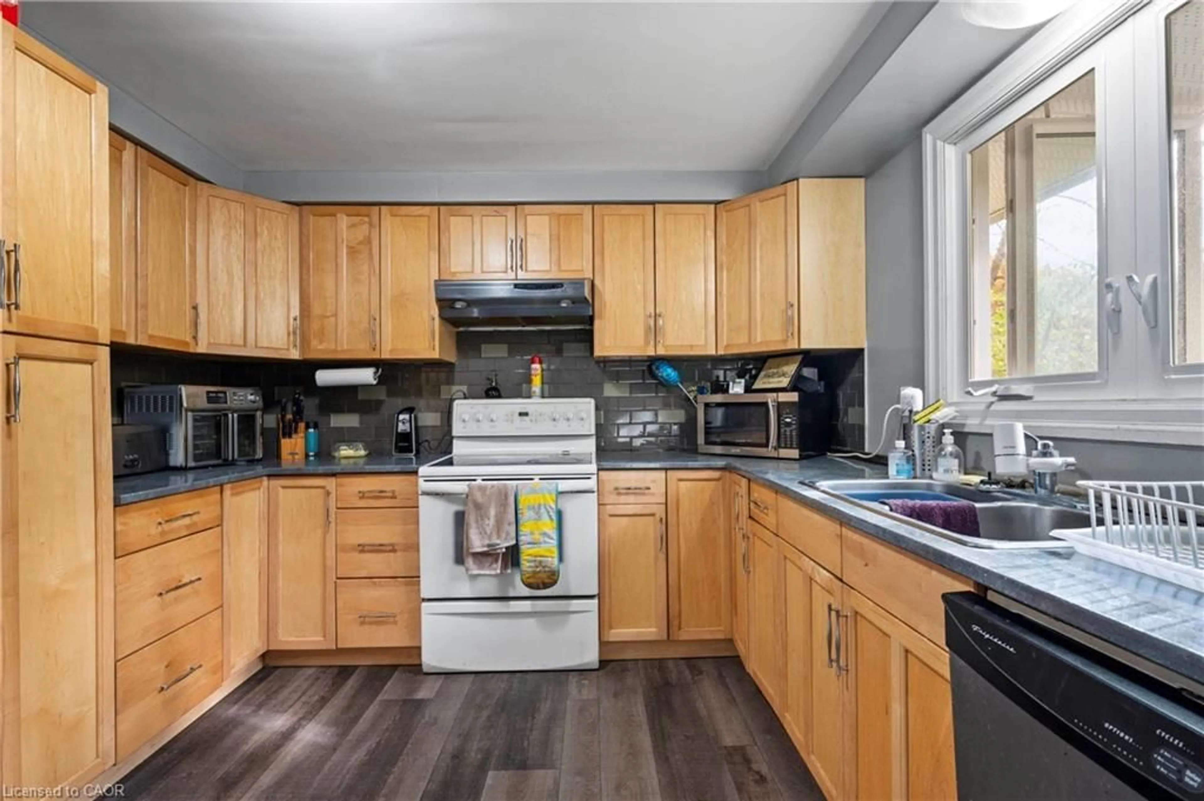 Standard kitchen, unknown for 195 Woodside Ave, Cambridge Ontario N1S 3X5