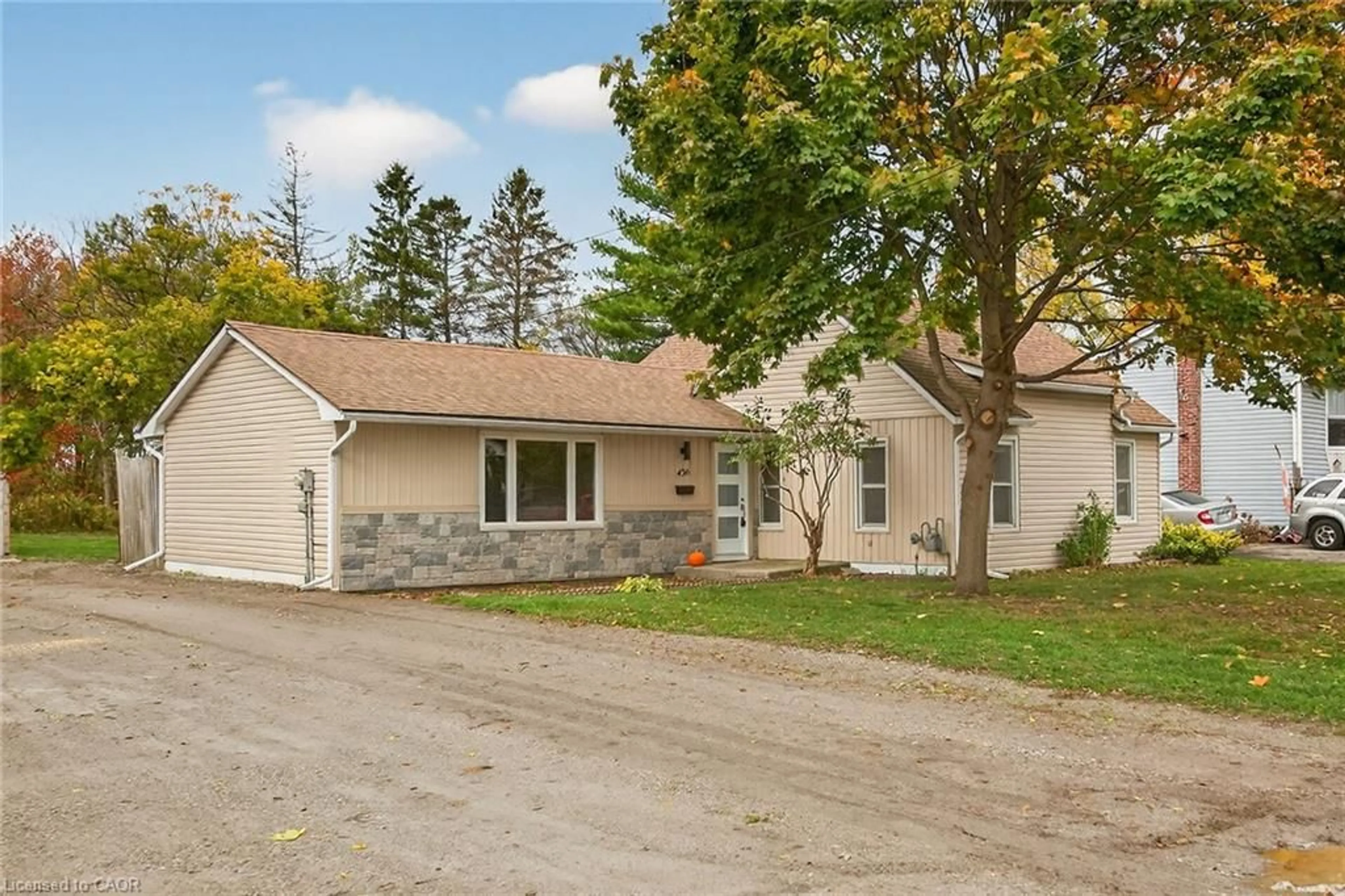 A pic from outside/outdoor area/front of a property/back of a property/a pic from drone, street for 436 West St, Dunnville Ontario N1A 2V3