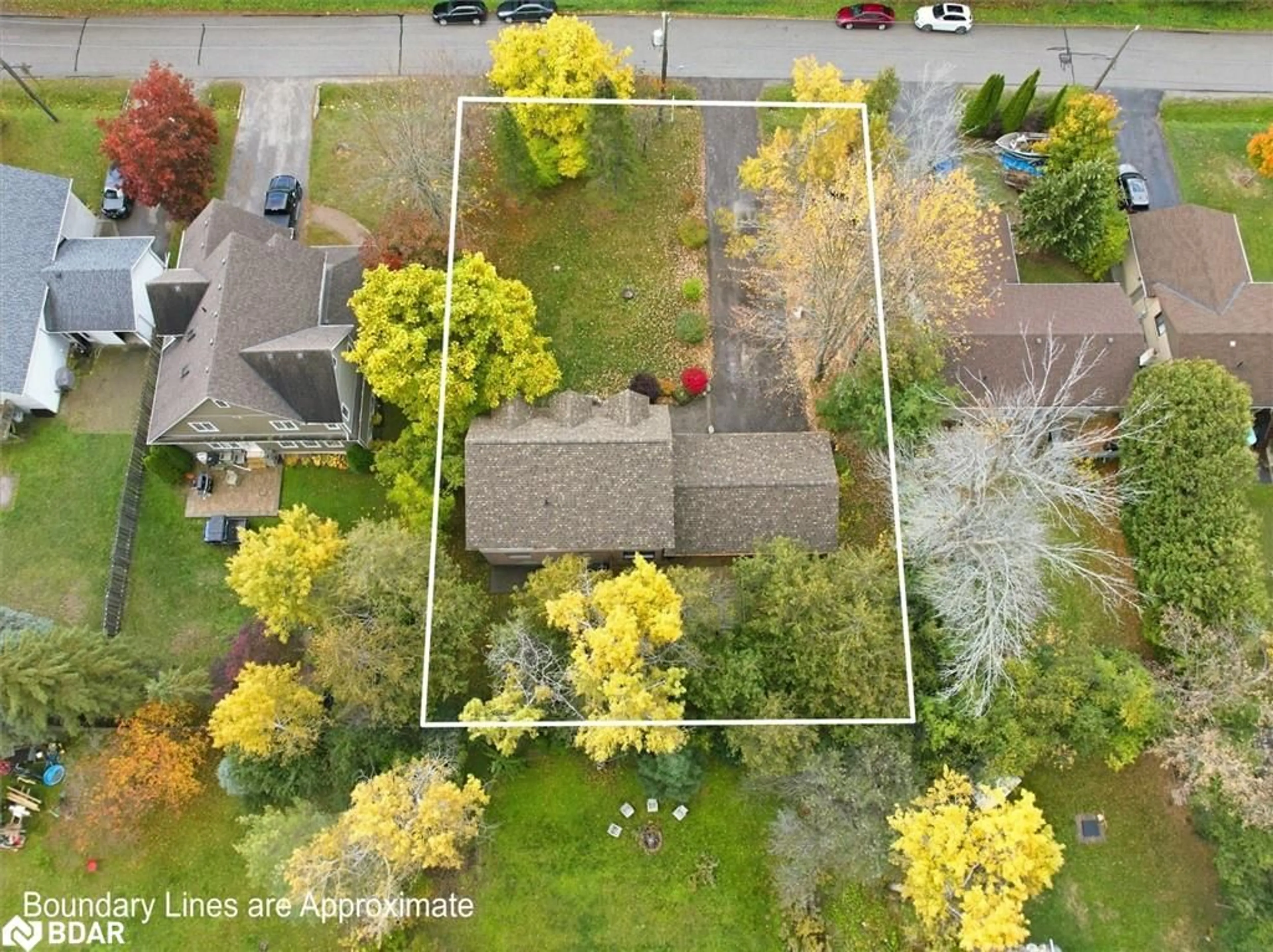 A pic from outside/outdoor area/front of a property/back of a property/a pic from drone, street for 62 Evelyn Ave, Keswick Ontario L4P 3C8