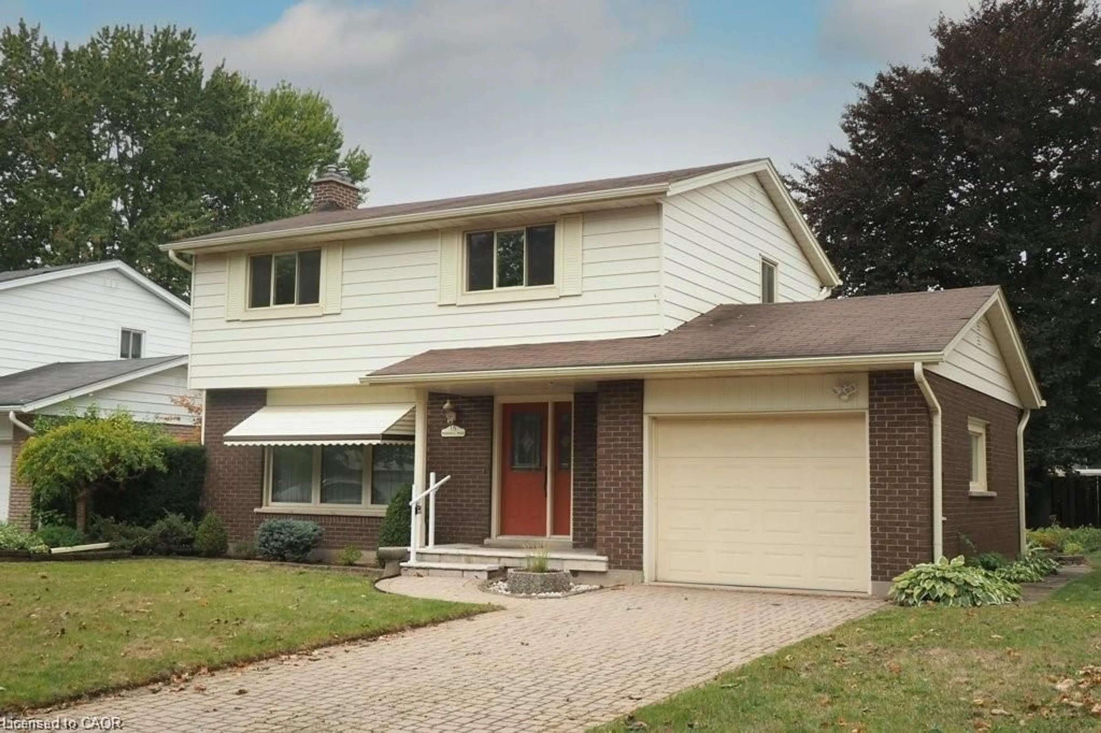 Home with vinyl exterior material, street for 15 Niagara Rd, Kitchener Ontario N2B 1T1