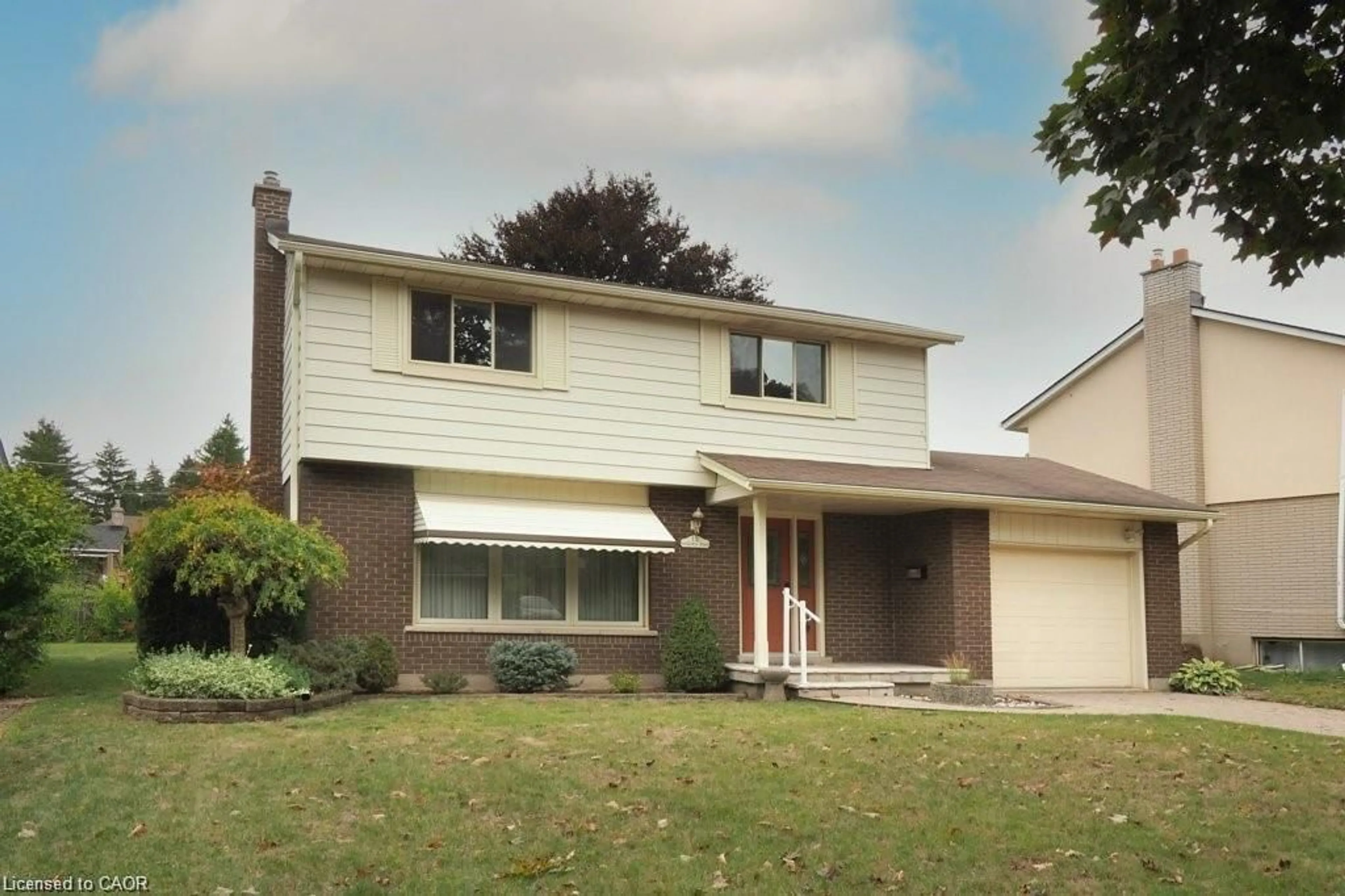 Home with vinyl exterior material, street for 15 Niagara Rd, Kitchener Ontario N2B 1T1