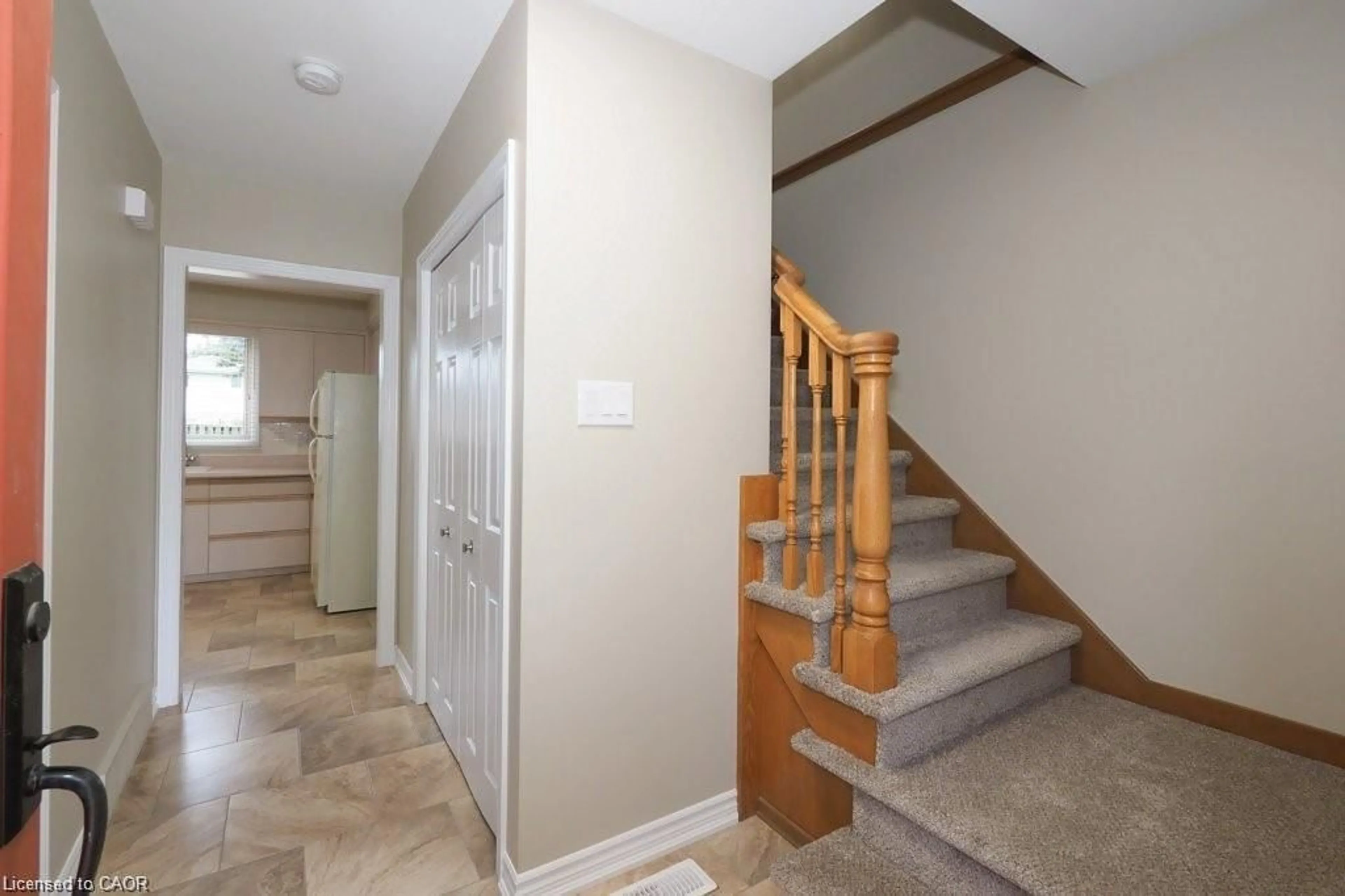 Indoor foyer for 15 Niagara Rd, Kitchener Ontario N2B 1T1