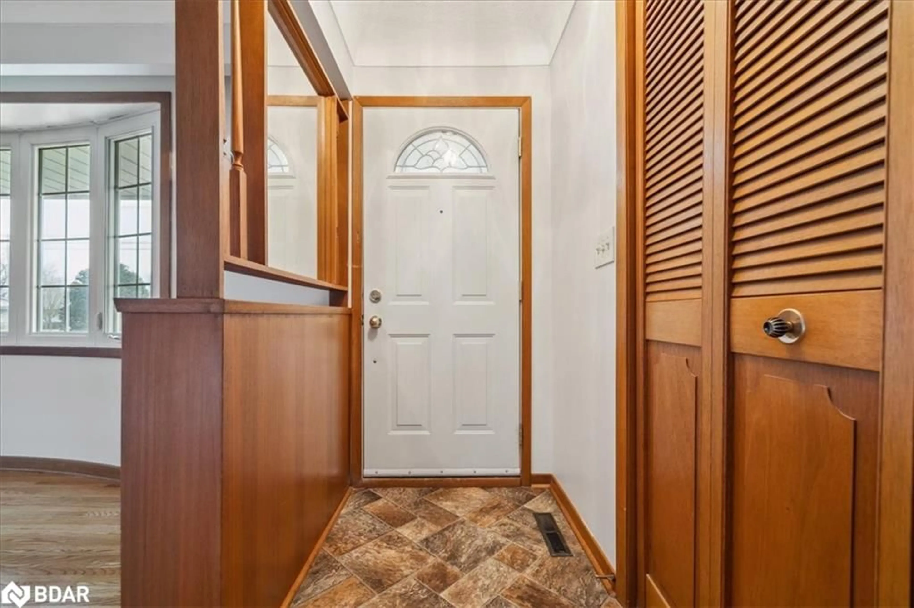 Indoor entryway for 297 Lakeshore St, St. Catharines Ontario L2M 1S1