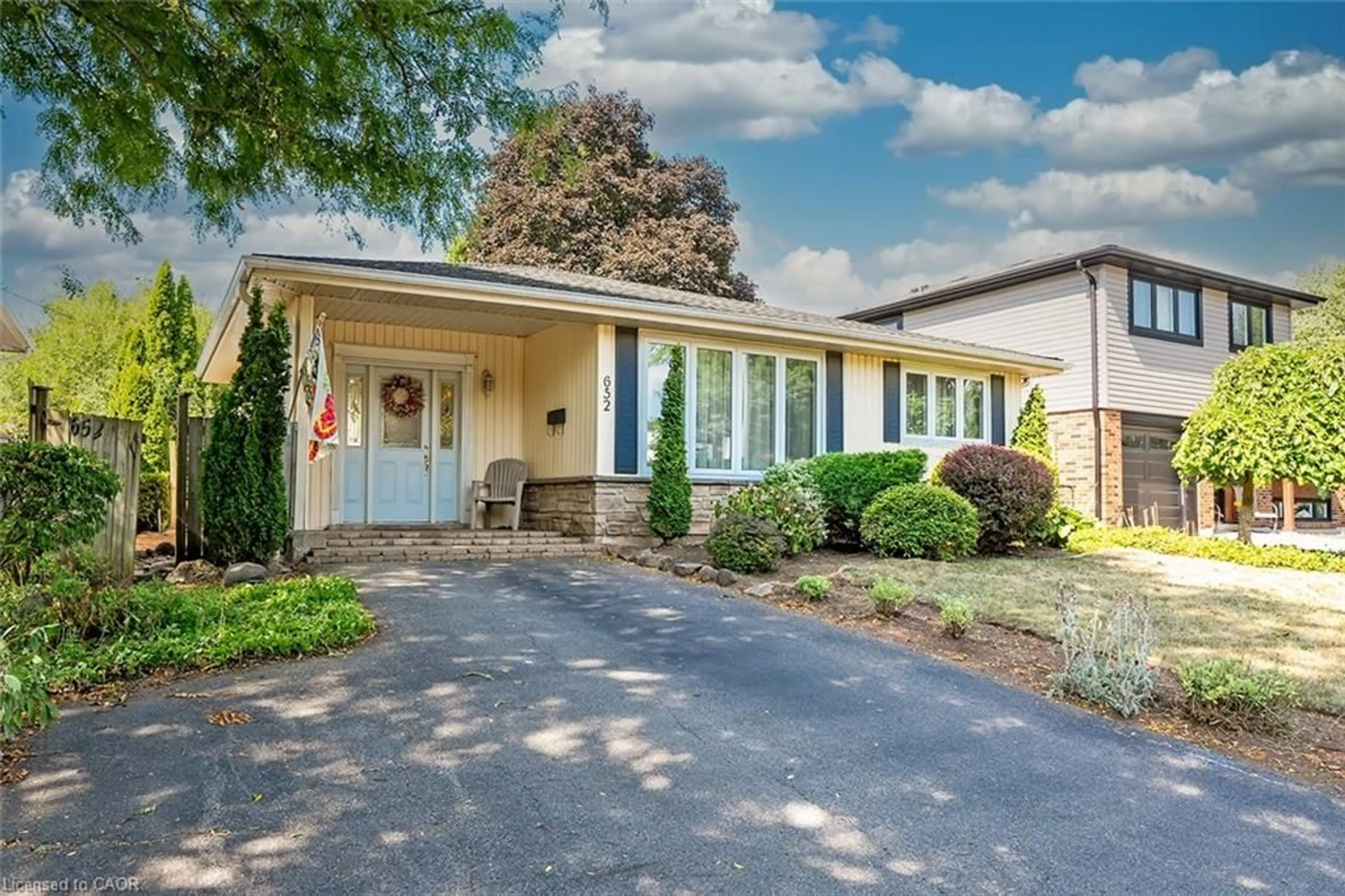 Home with vinyl exterior material, street for 652 Ardleigh Cres, Burlington Ontario L7L 4K8