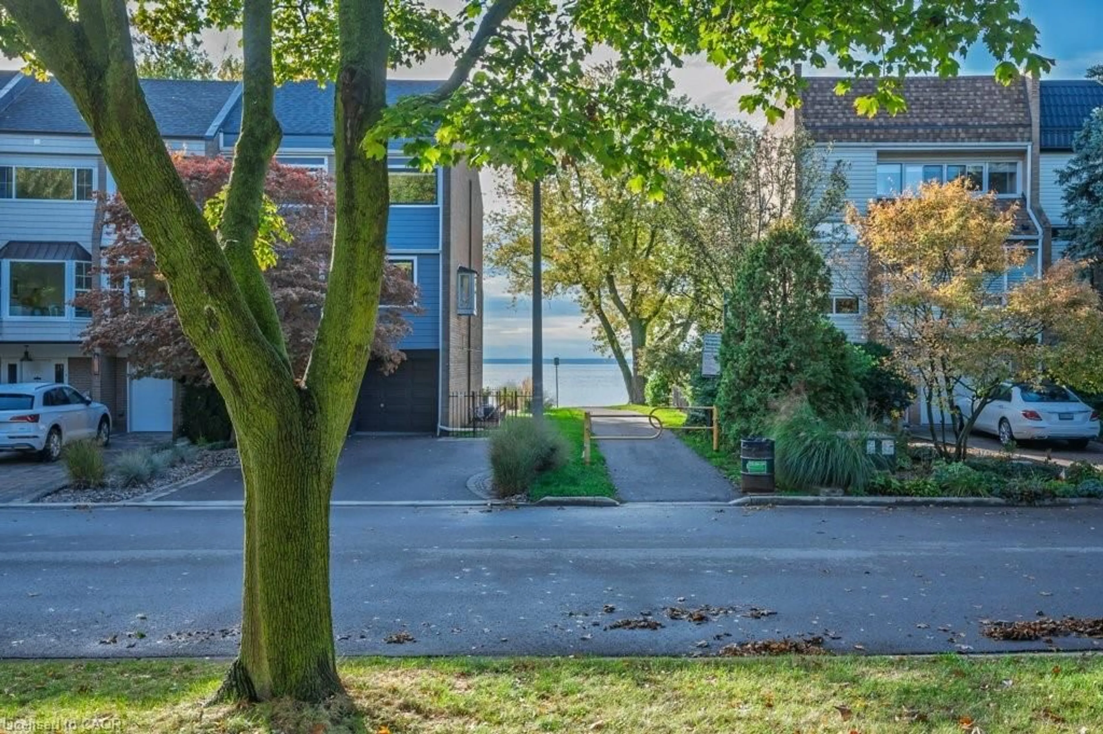 A pic from outside/outdoor area/front of a property/back of a property/a pic from drone, street for 2063 Waters Edge Dr, Oakville Ontario L6L 1A3