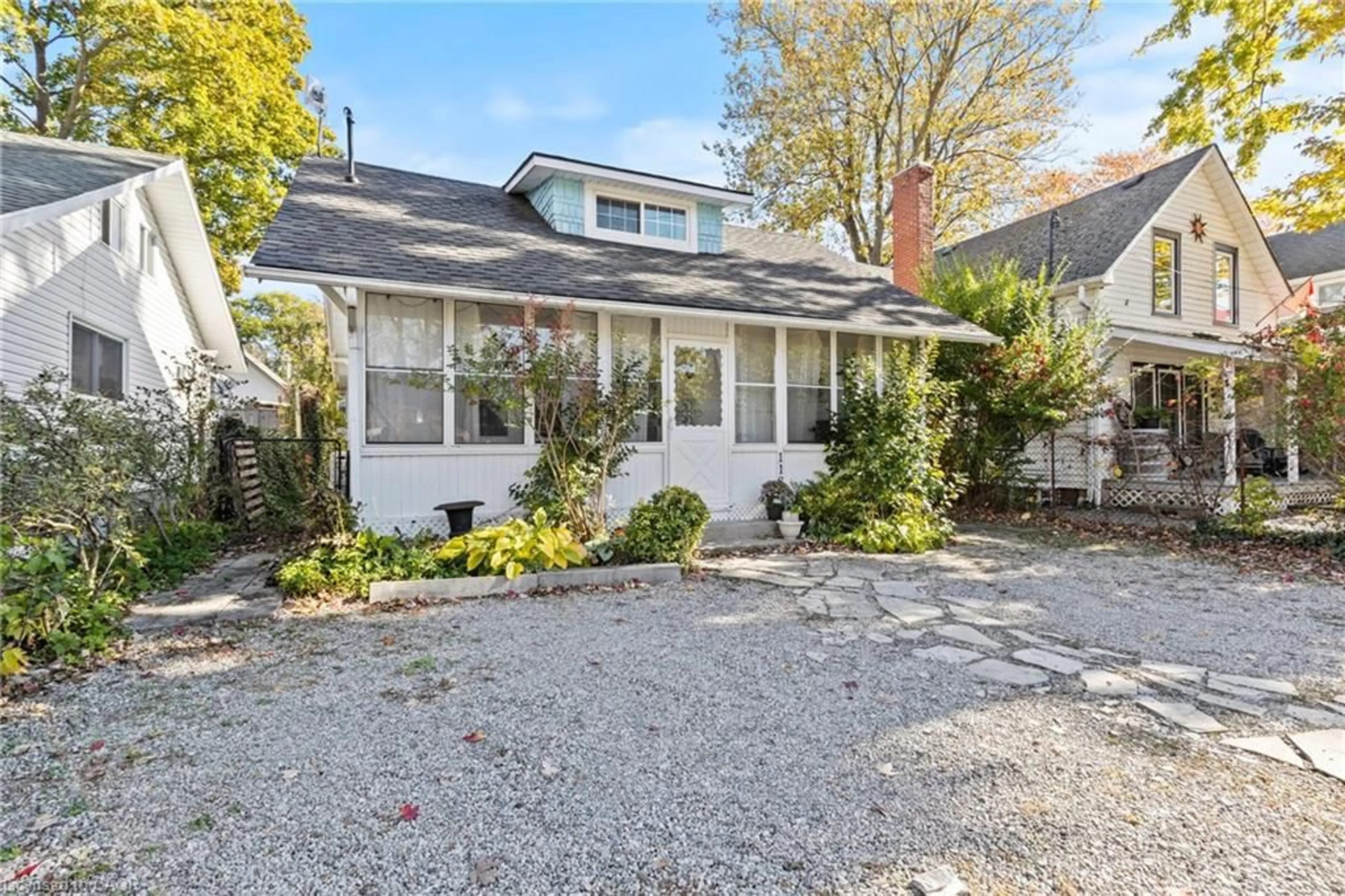 Home with vinyl exterior material, street for 118 Lincoln Rd, Crystal Beach Ontario L0S 1B0