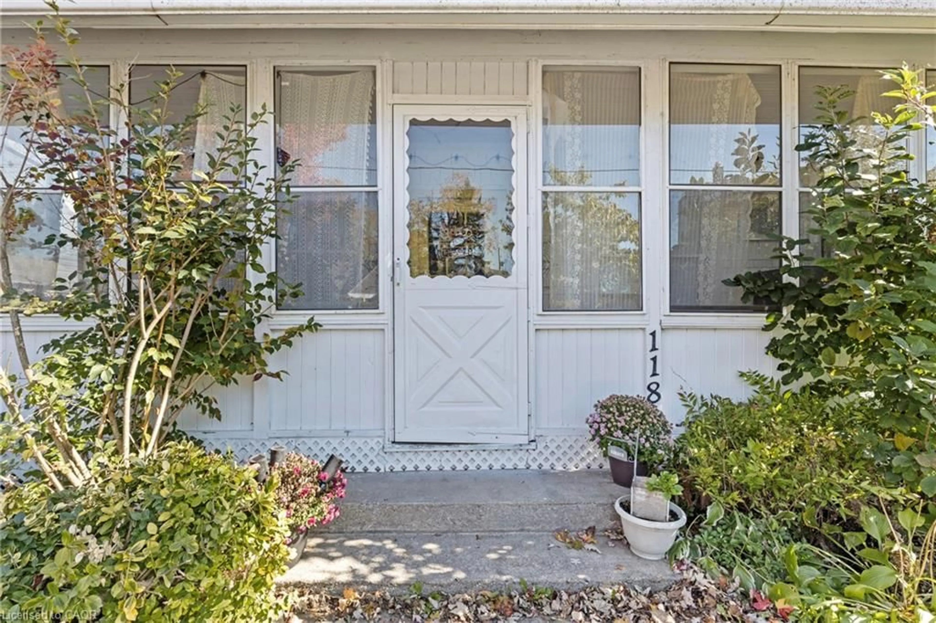 Indoor entryway for 118 Lincoln Rd, Crystal Beach Ontario L0S 1B0