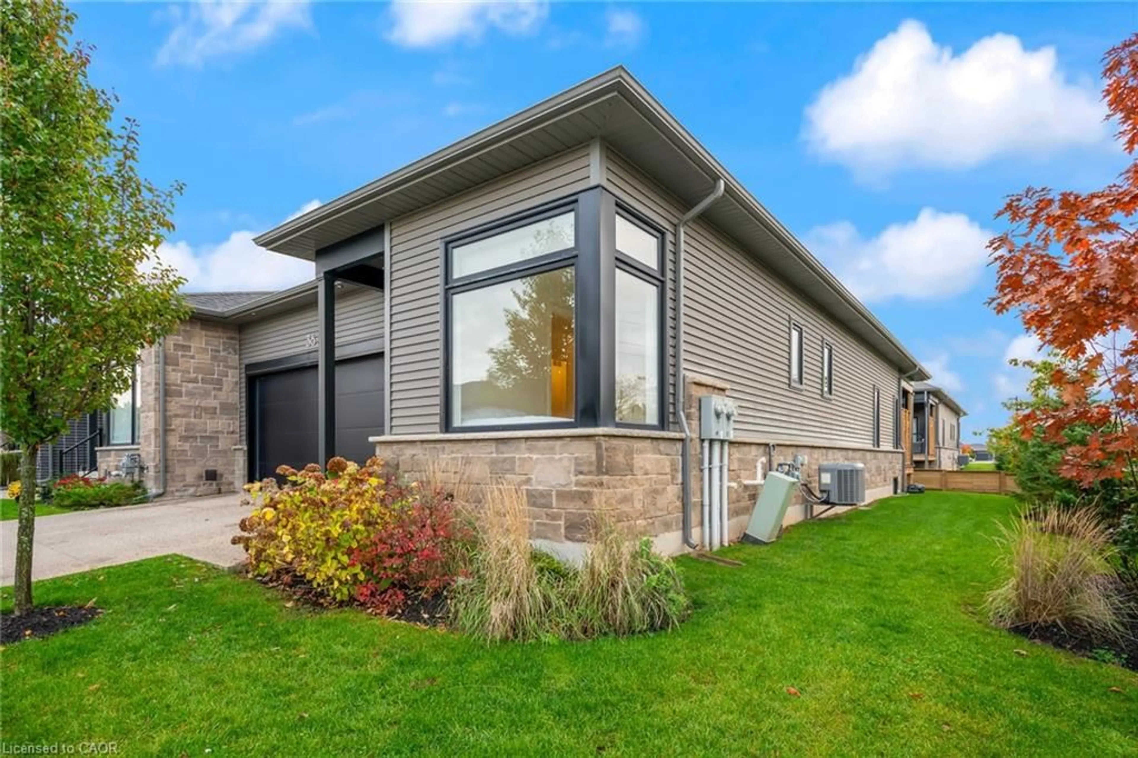 Home with vinyl exterior material, building for 8974 Willoughby Dr #36, Niagara Falls Ontario L2G 0Y8