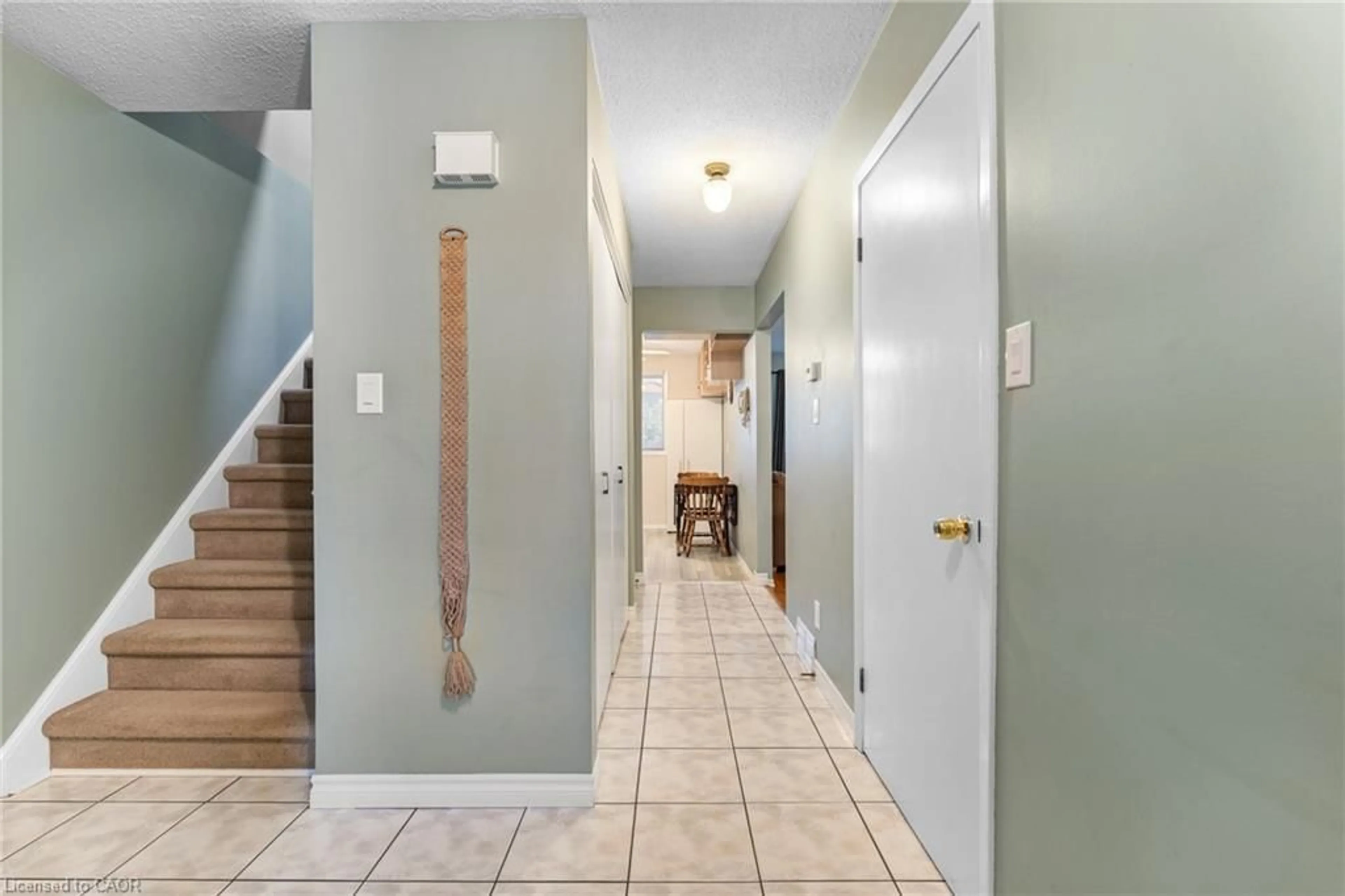 Indoor foyer for 229 Veronica Dr, Kitchener Ontario N2A 2R8