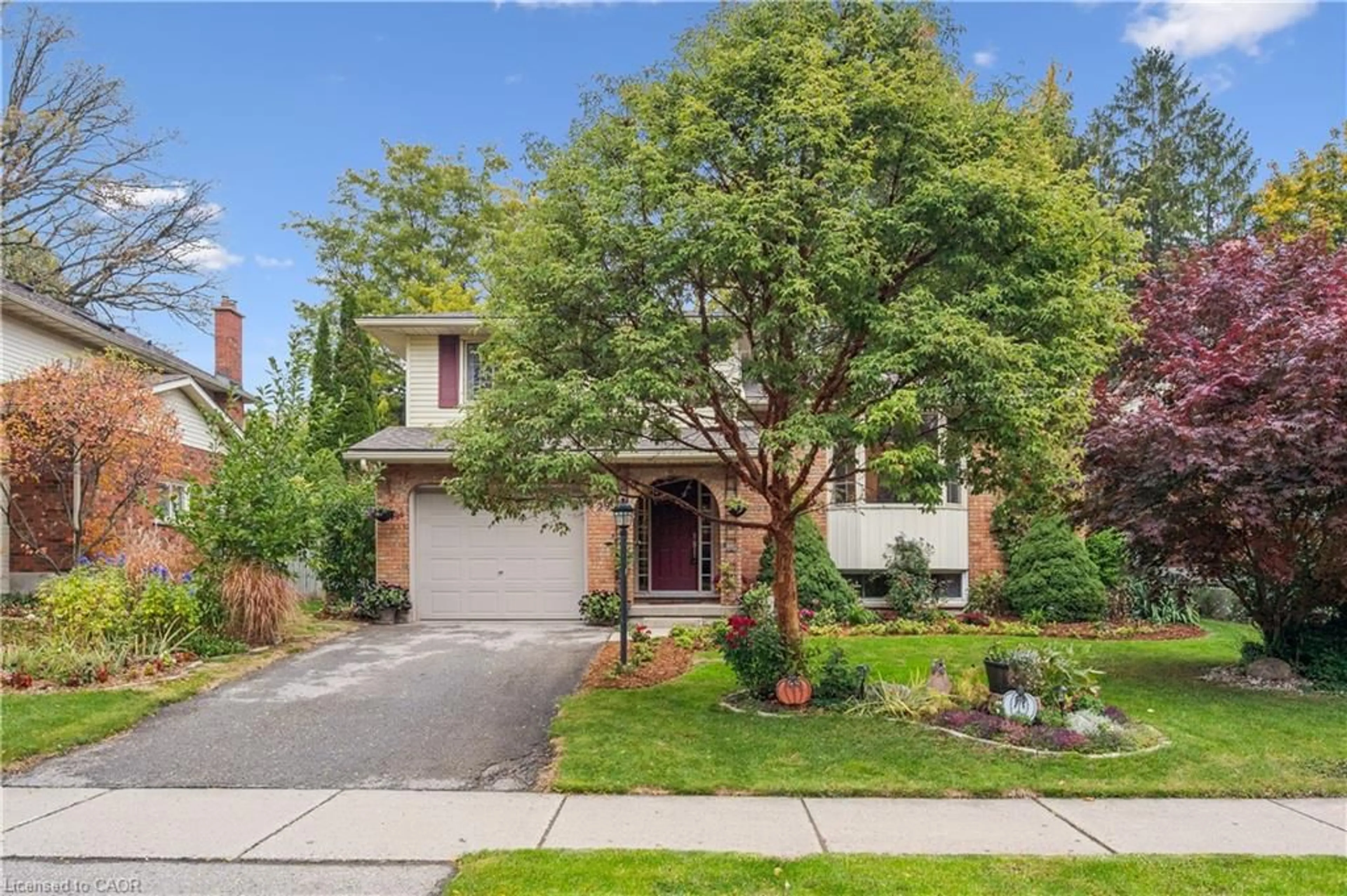 Home with brick exterior material, street for 29 Shadybrook Cres, Guelph Ontario N1G 3G8