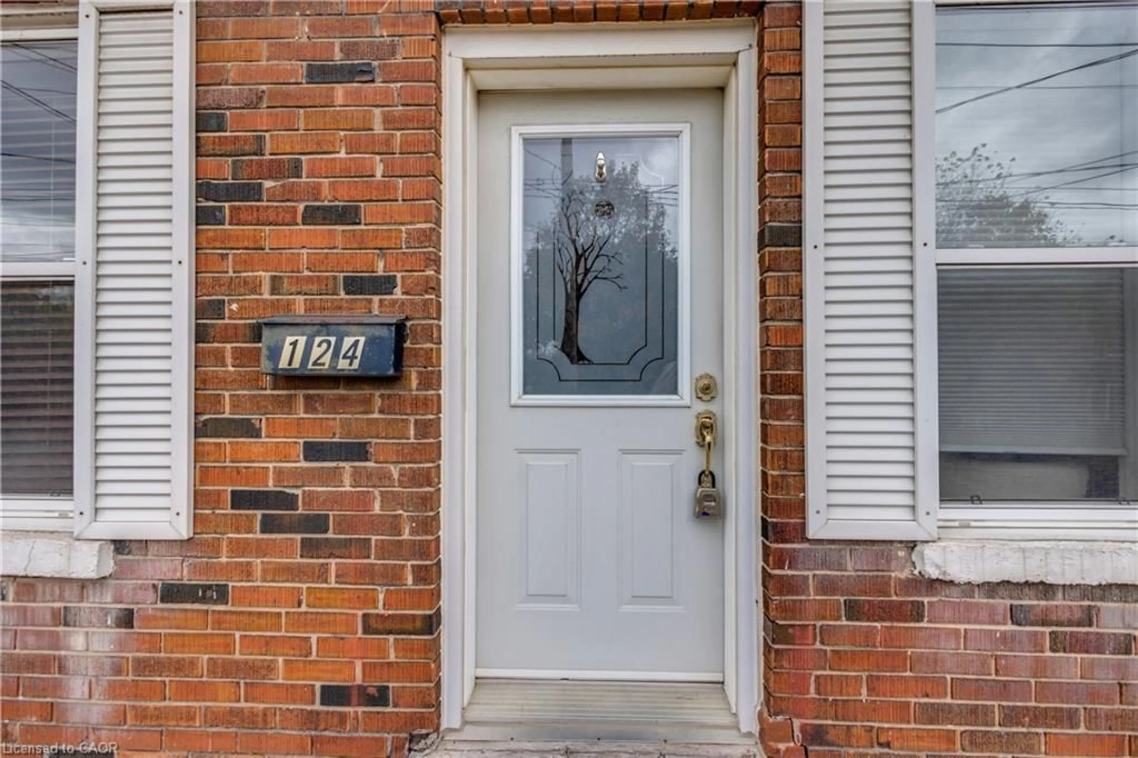 Indoor entryway for 124 Elizabeth St, Guelph Ontario N1E 2X3
