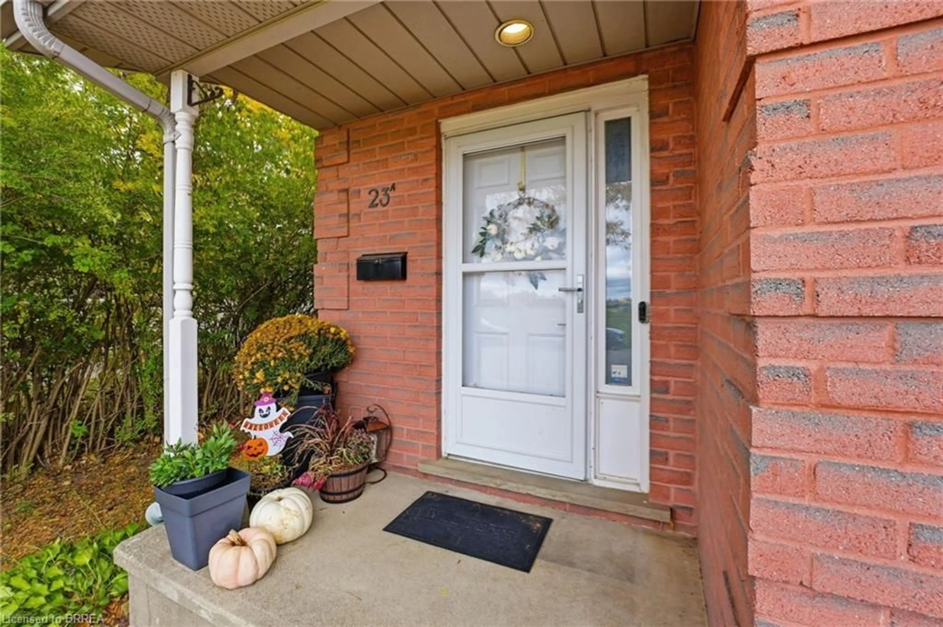 Indoor entryway for 23A Oak Ave, Paris Ontario N3L 3C6