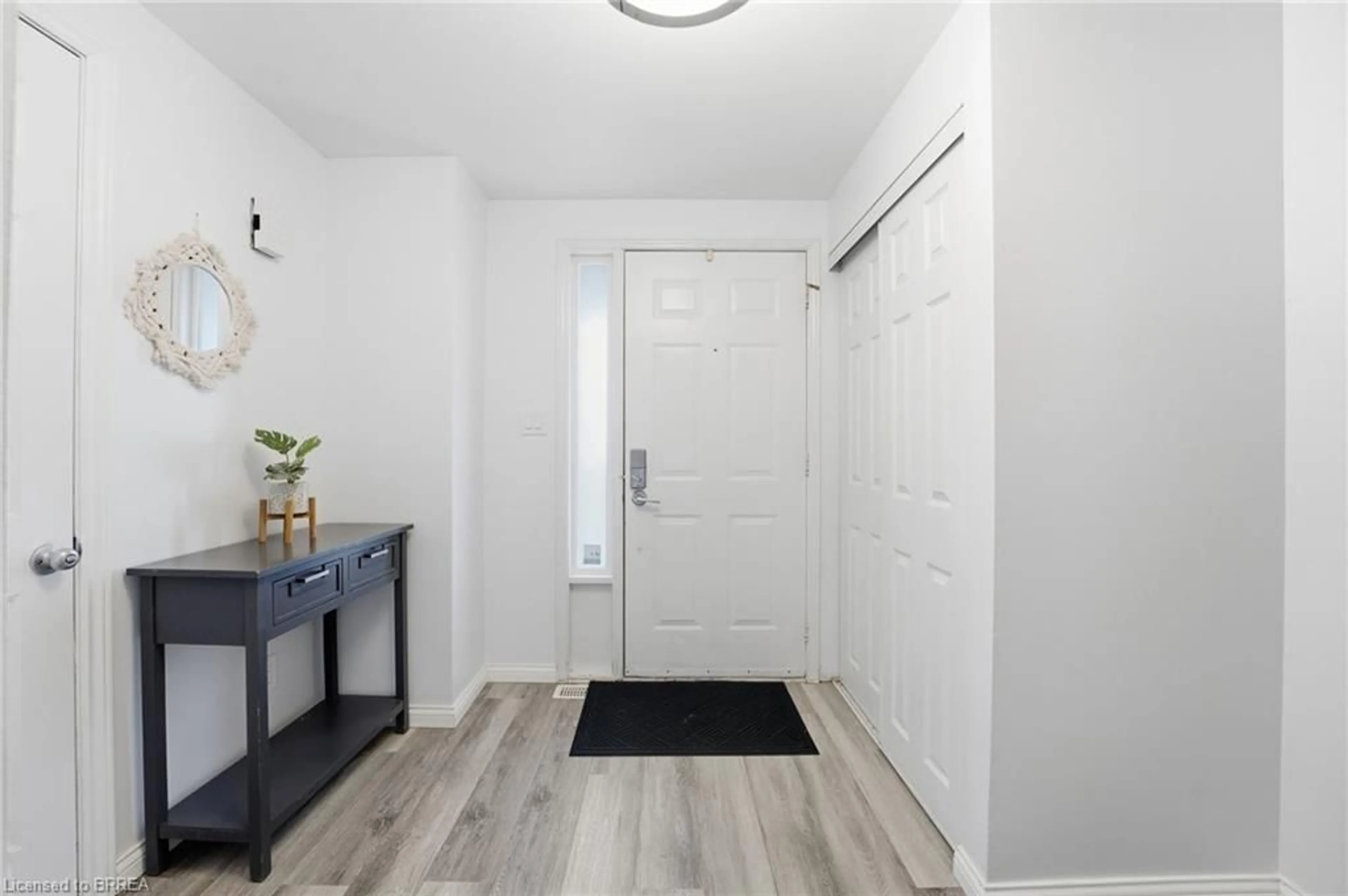 Indoor entryway for 23A Oak Ave, Paris Ontario N3L 3C6