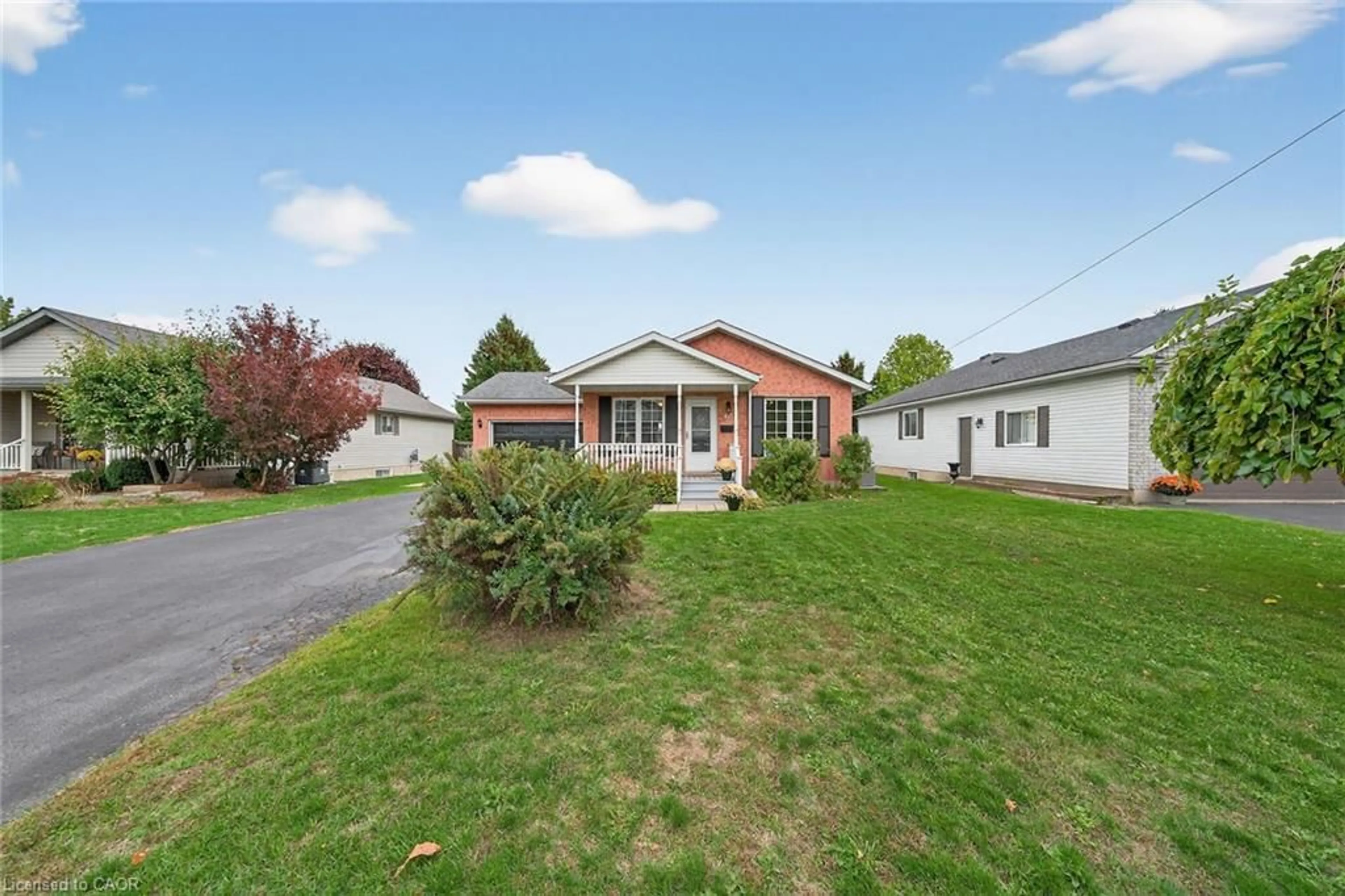 A pic from outside/outdoor area/front of a property/back of a property/a pic from drone, street for 613 Tamarac St, Dunnville Ontario N1A 2E2