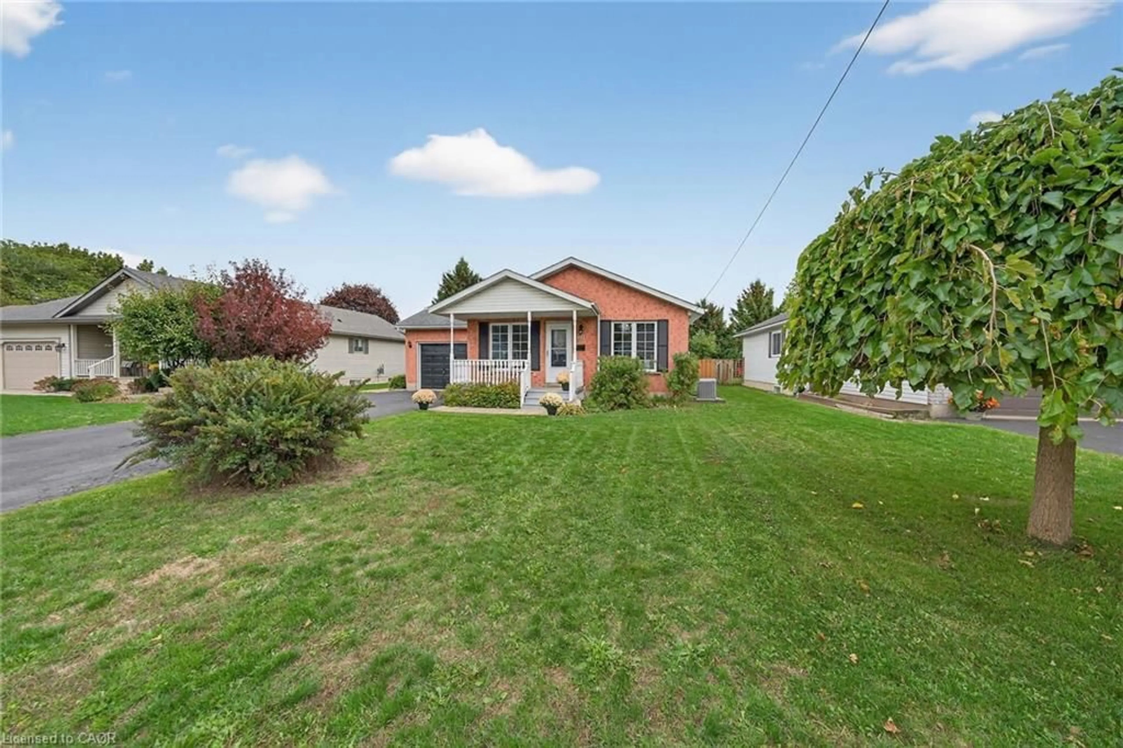 A pic from outside/outdoor area/front of a property/back of a property/a pic from drone, street for 613 Tamarac St, Dunnville Ontario N1A 2E2