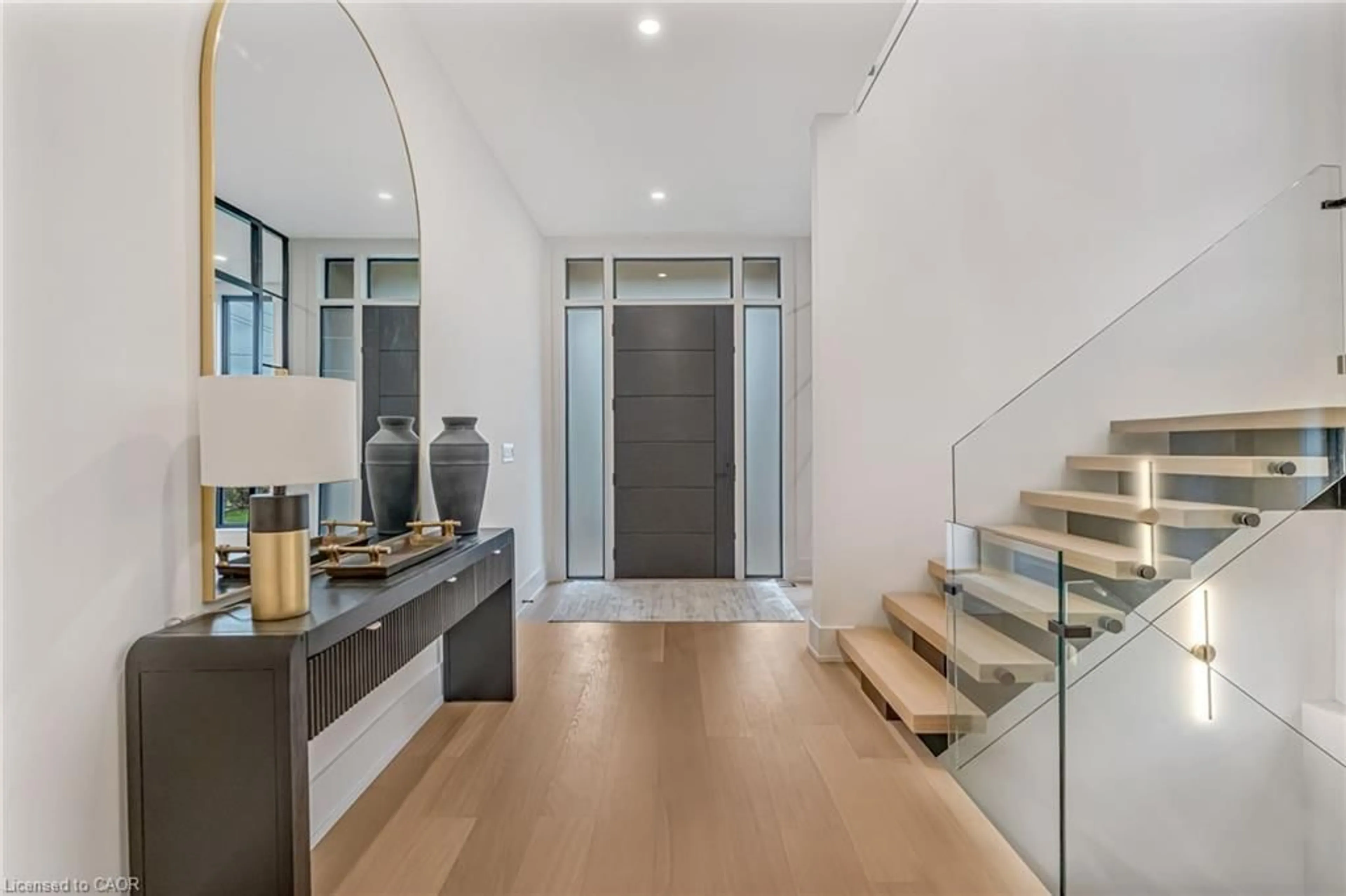 Indoor foyer for 144 Mansfield Dr, Oakville Ontario L6H 1K4