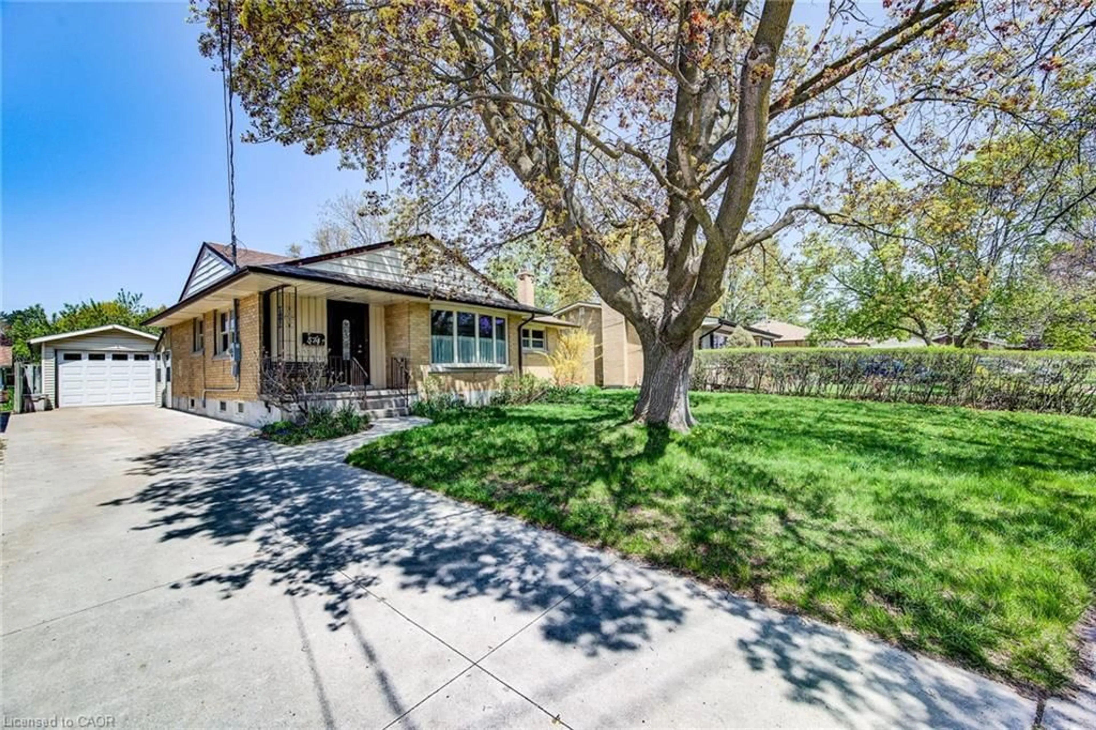 Patio, street for 574 Krug St, Kitchener Ontario N2B 1L7