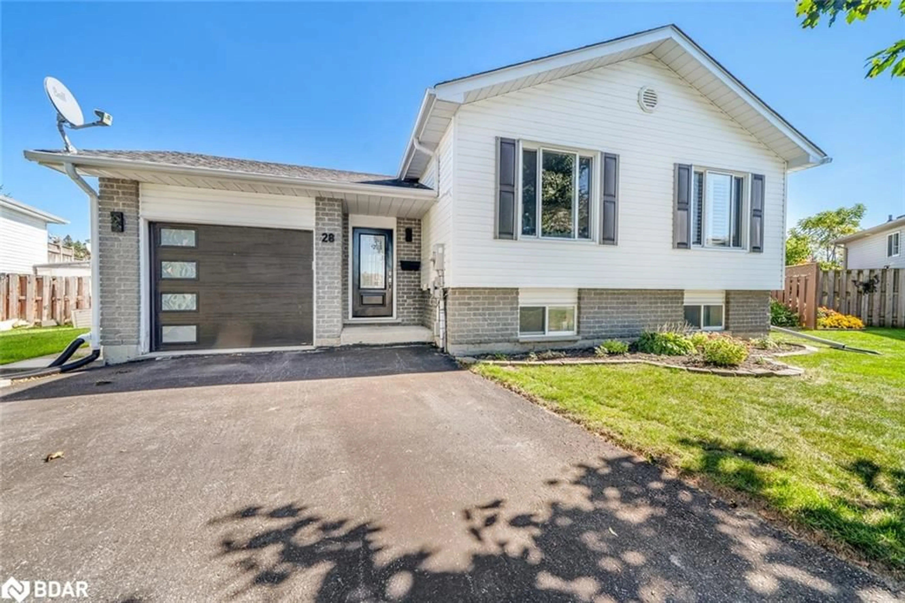 Home with vinyl exterior material, street for 28 Keith St, Orillia Ontario L3V 7V6