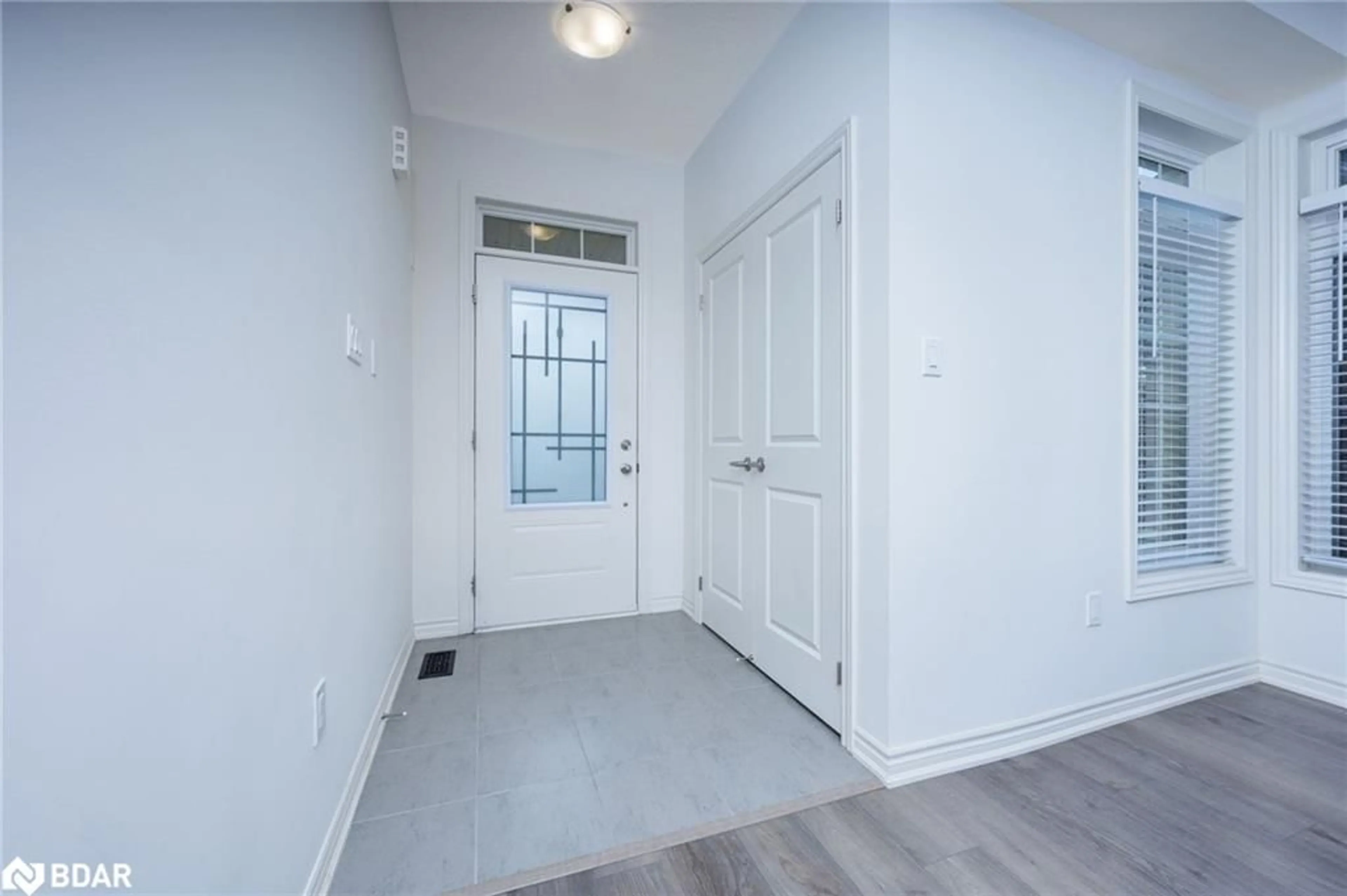 Indoor entryway for 39 Dass Dr, Fergus Ontario N1M 0H9