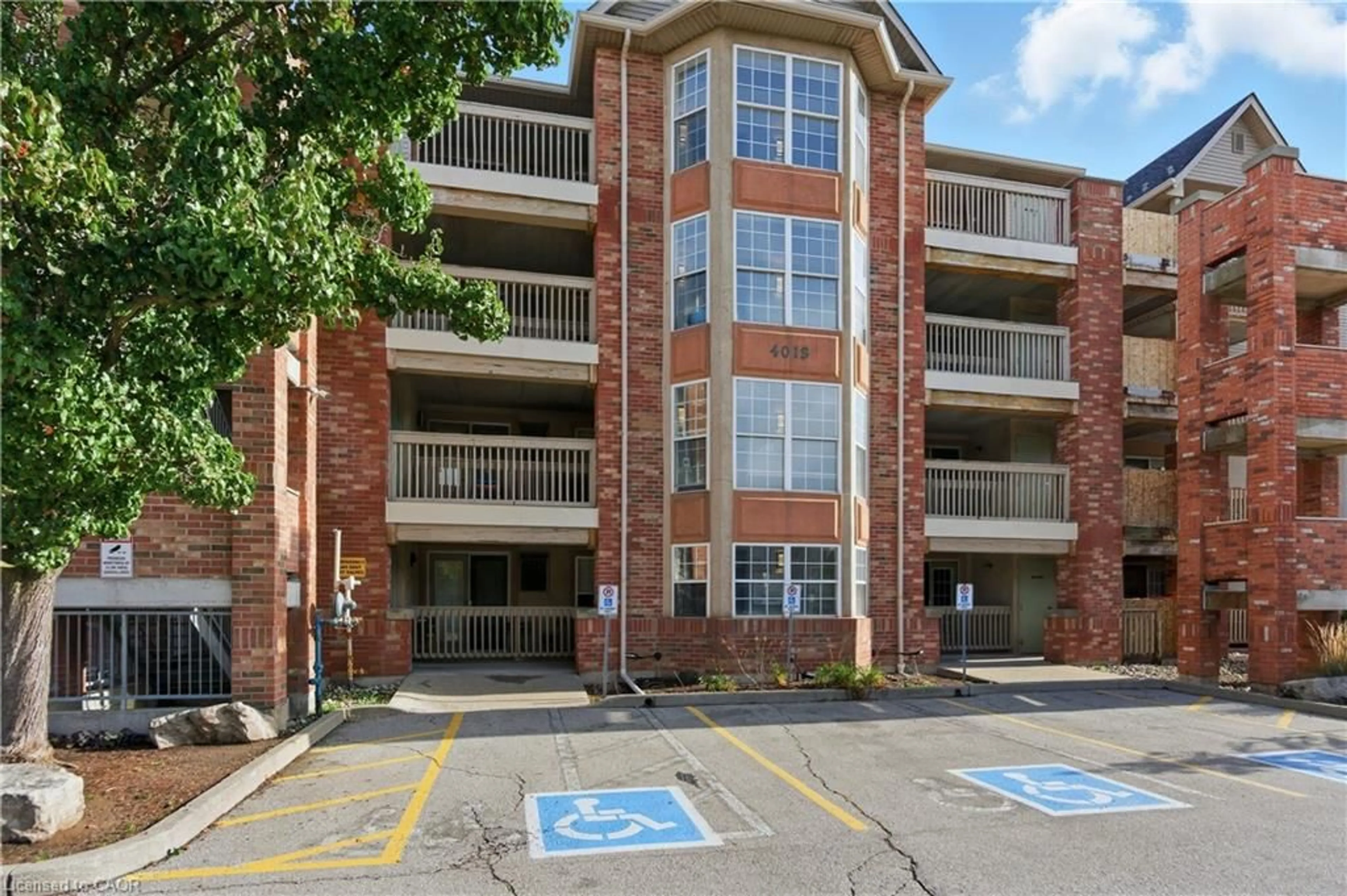 Patio, unknown for 4013 Kilmer Dr #201, Burlington Ontario L7M 4M3