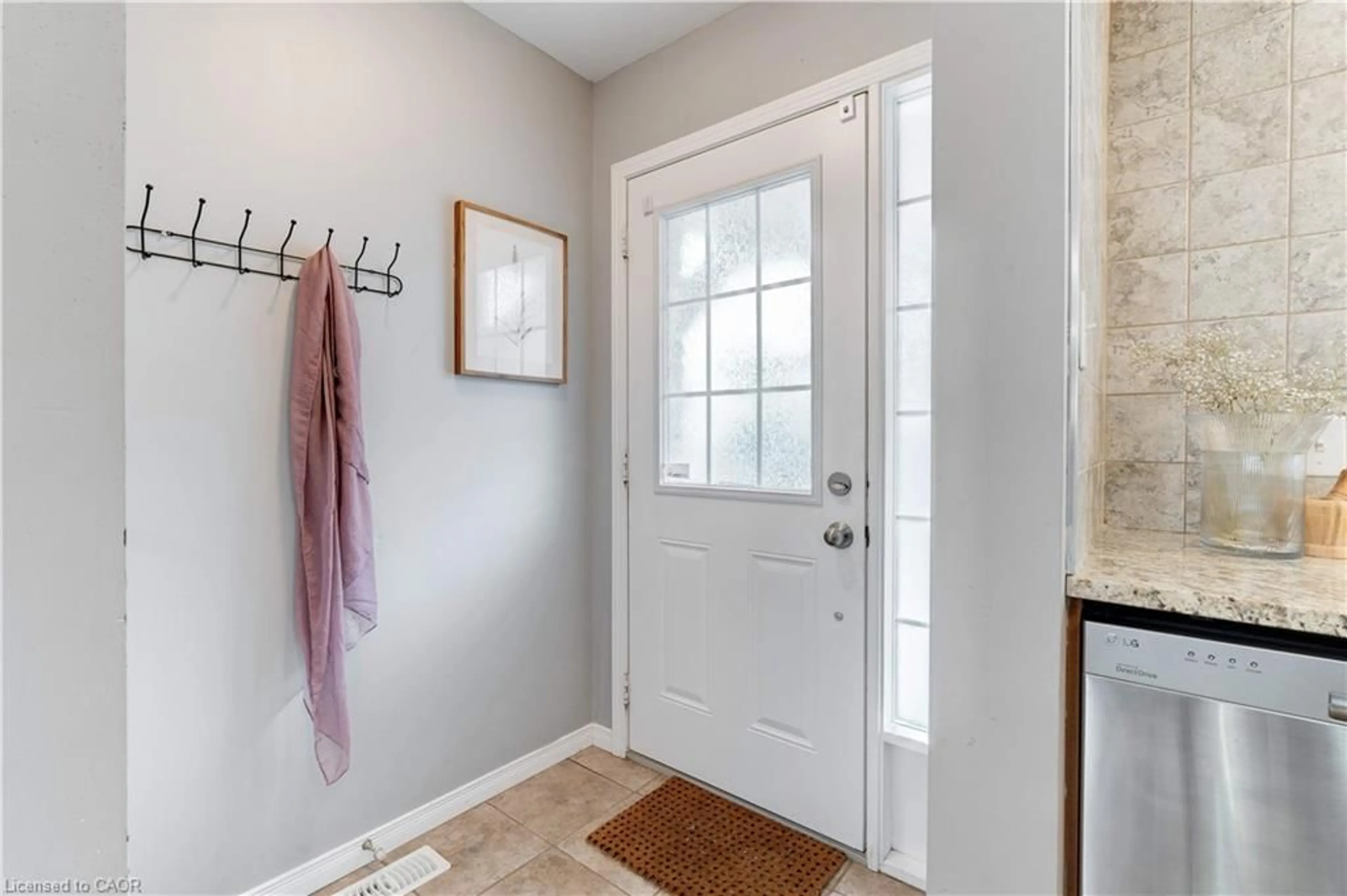 Indoor entryway for 1328 Upper Sherman Ave #2, Hamilton Ontario L8W 1C2