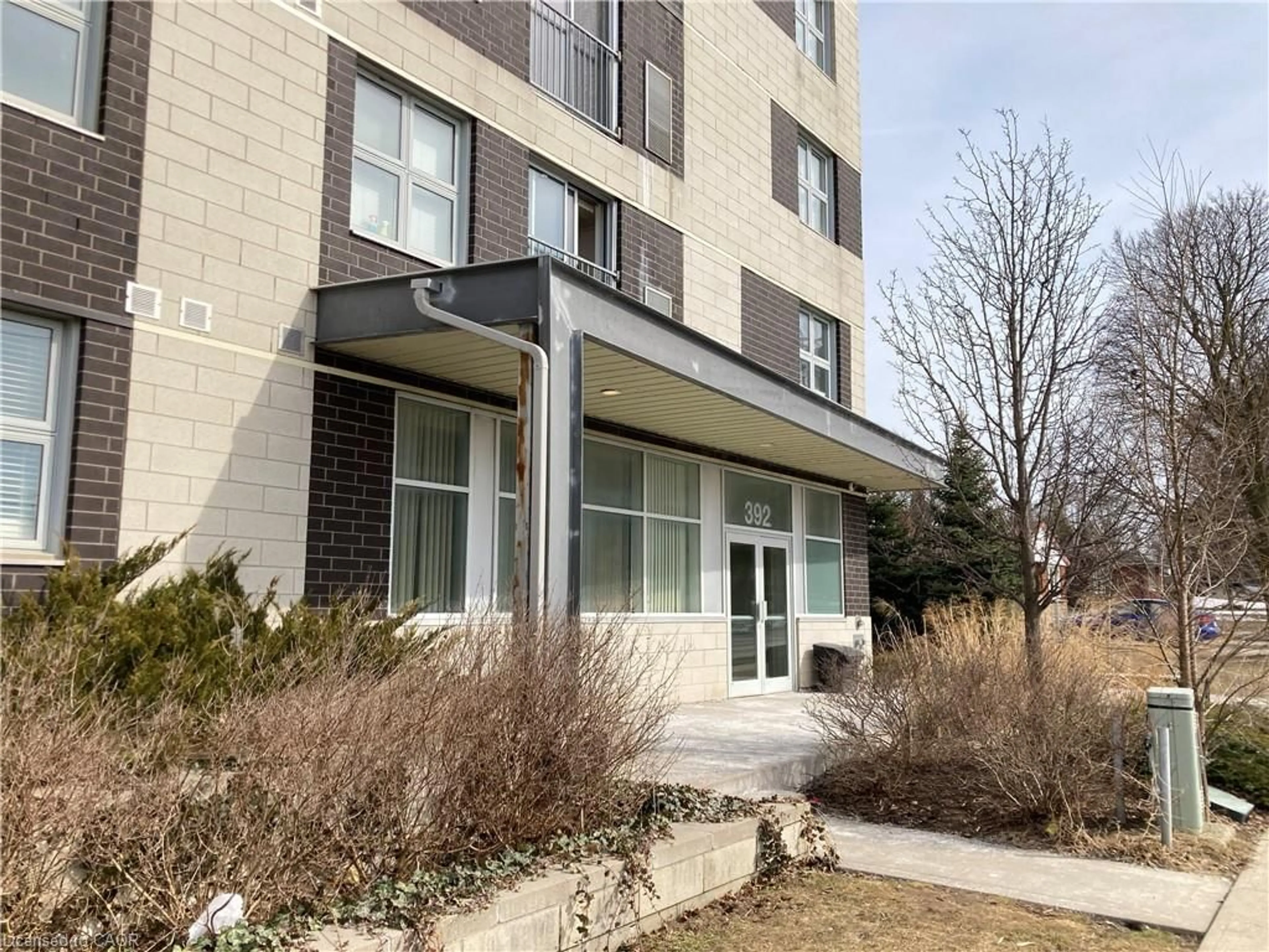 Indoor foyer for 392 Albert St #302, Waterloo Ontario N2L 3V1