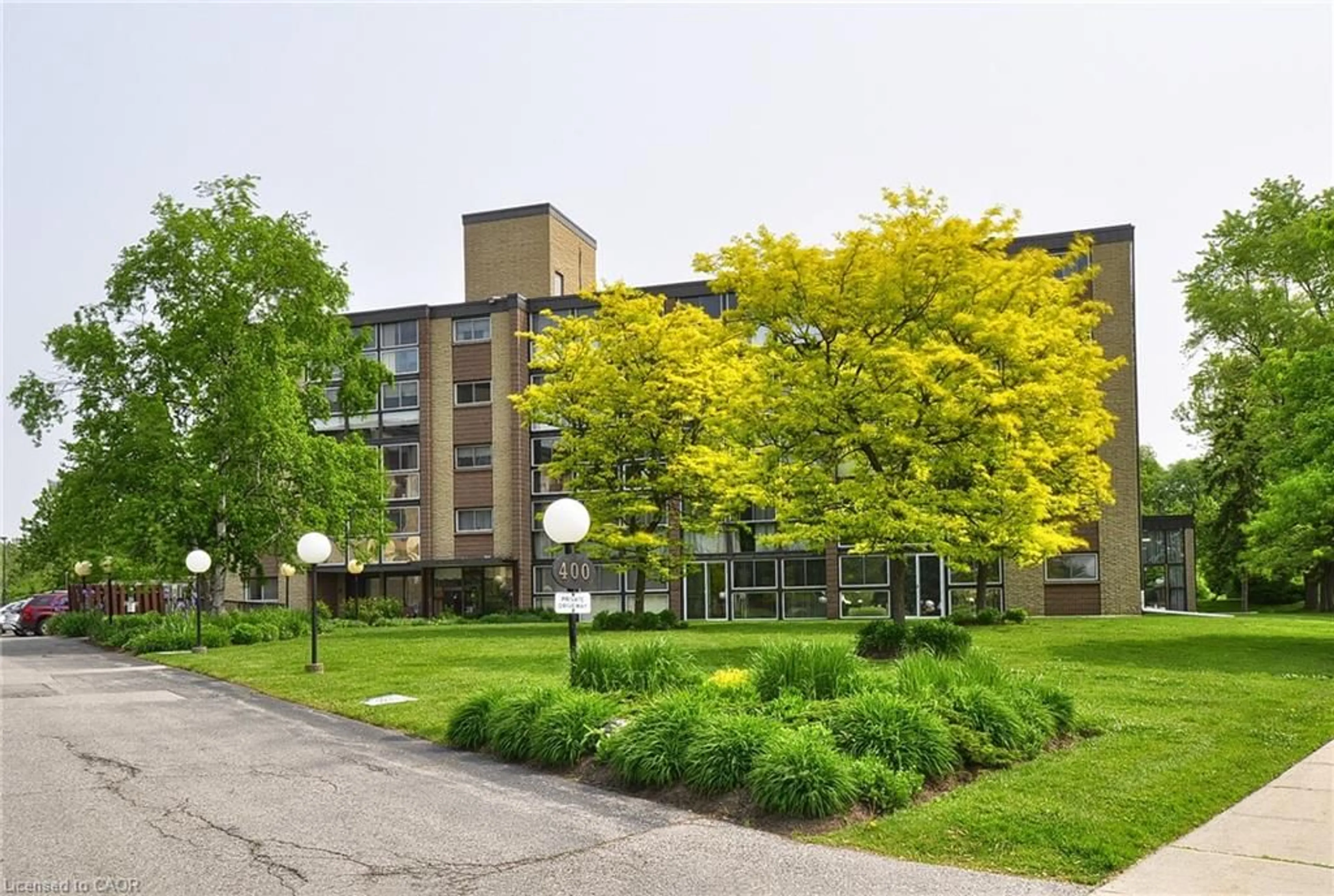 Patio, building for 400 Champlain Blvd #404, Cambridge Ontario N1R 7J6