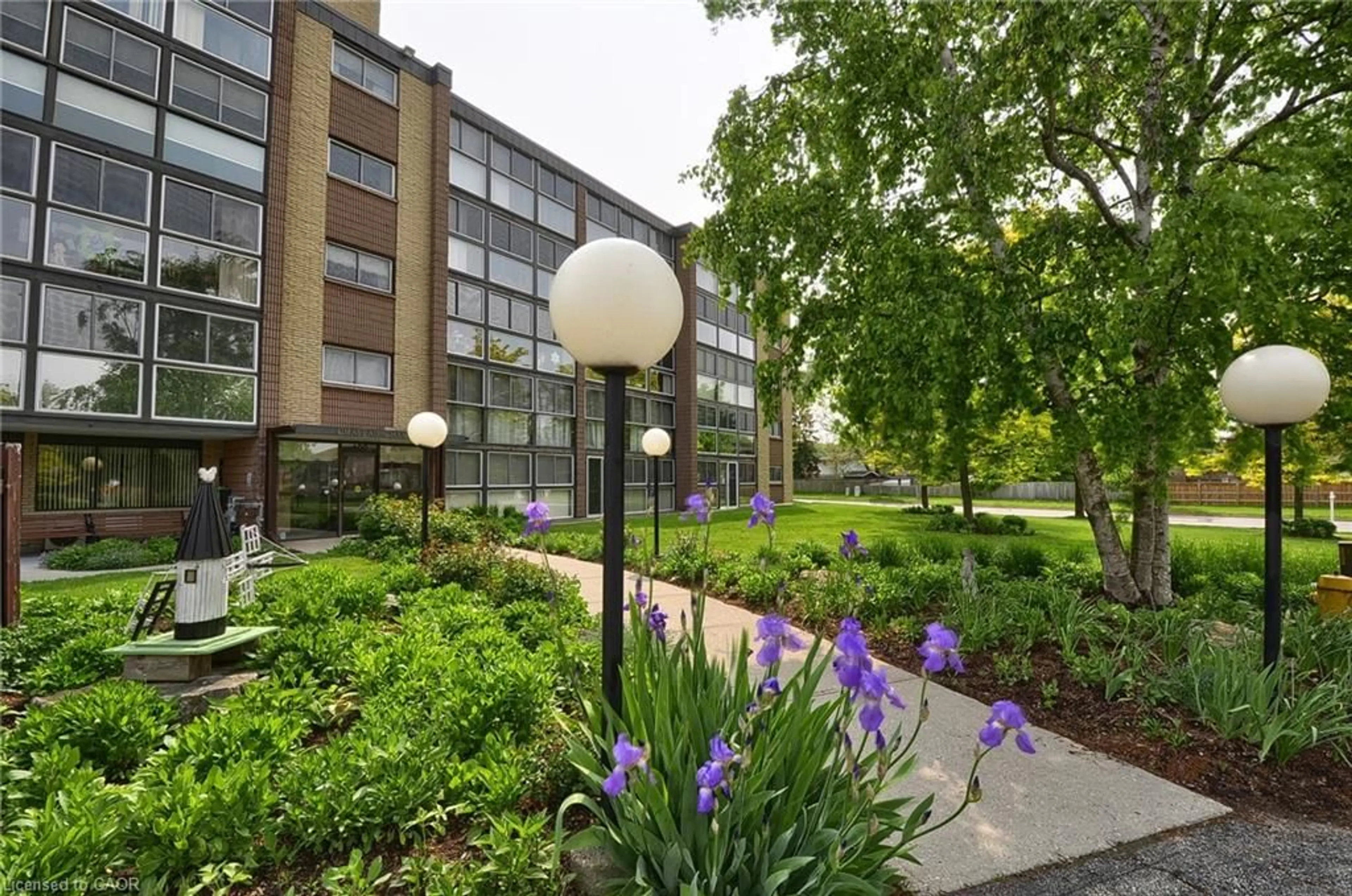 Patio, street for 400 Champlain Blvd #404, Cambridge Ontario N1R 7J6