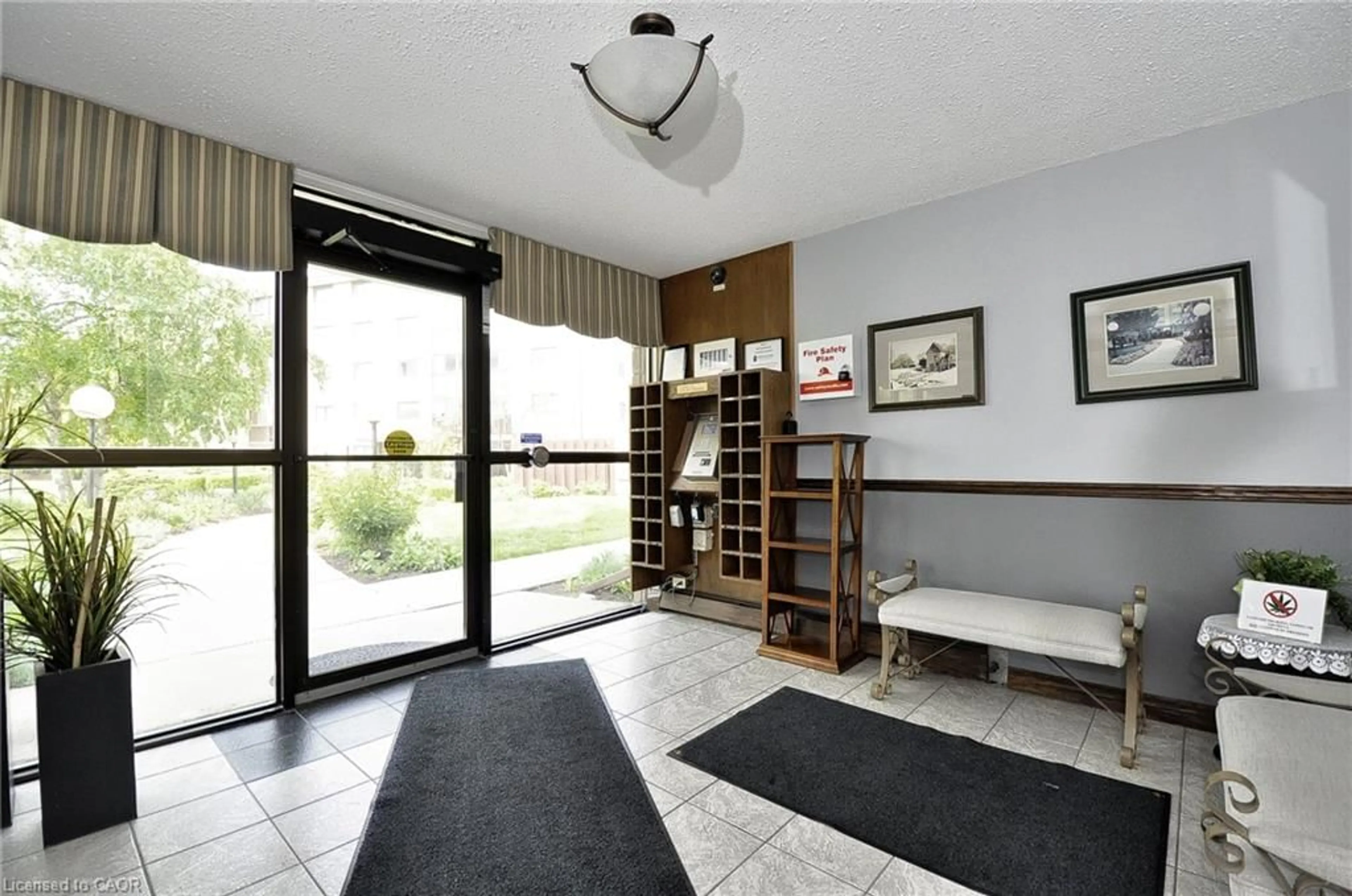 Indoor foyer for 400 Champlain Blvd #404, Cambridge Ontario N1R 7J6