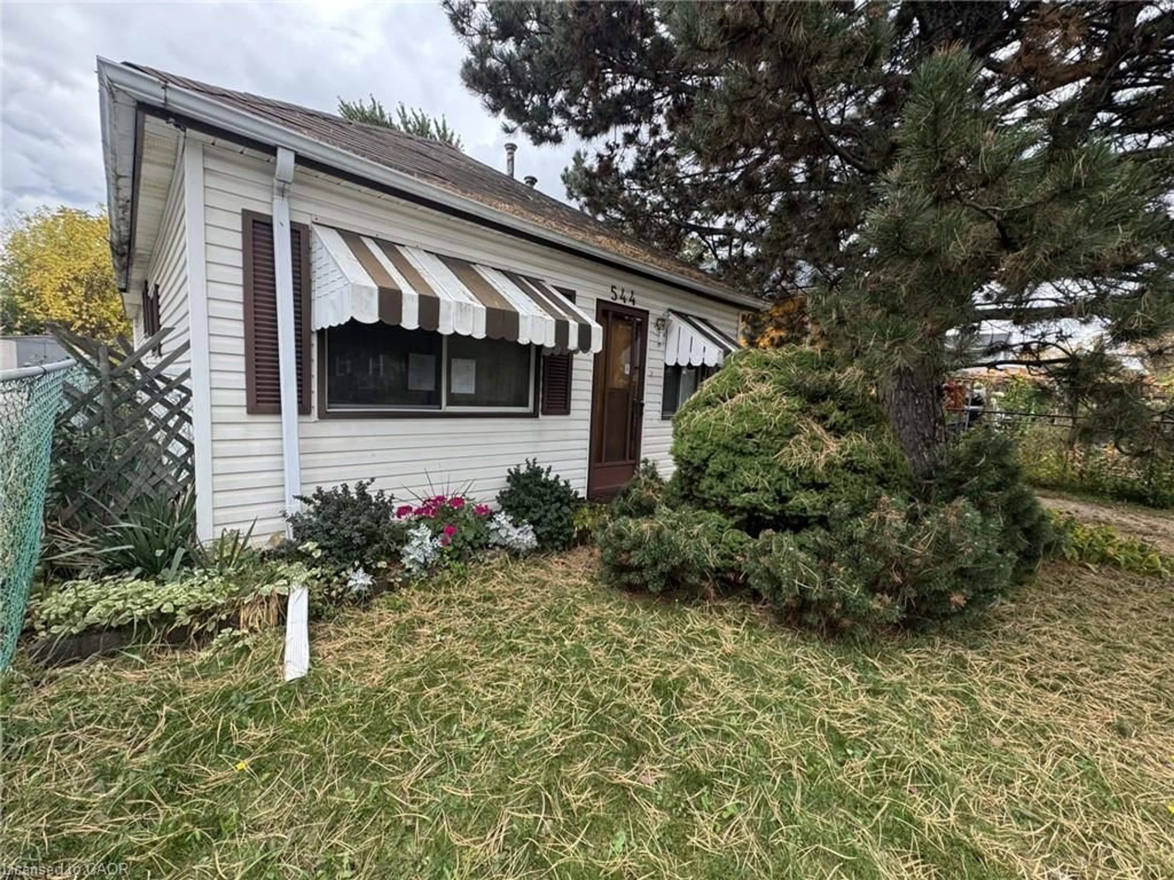 Home with vinyl exterior material, street for 544 Quebec St, Hamilton Ontario L8H 6V4