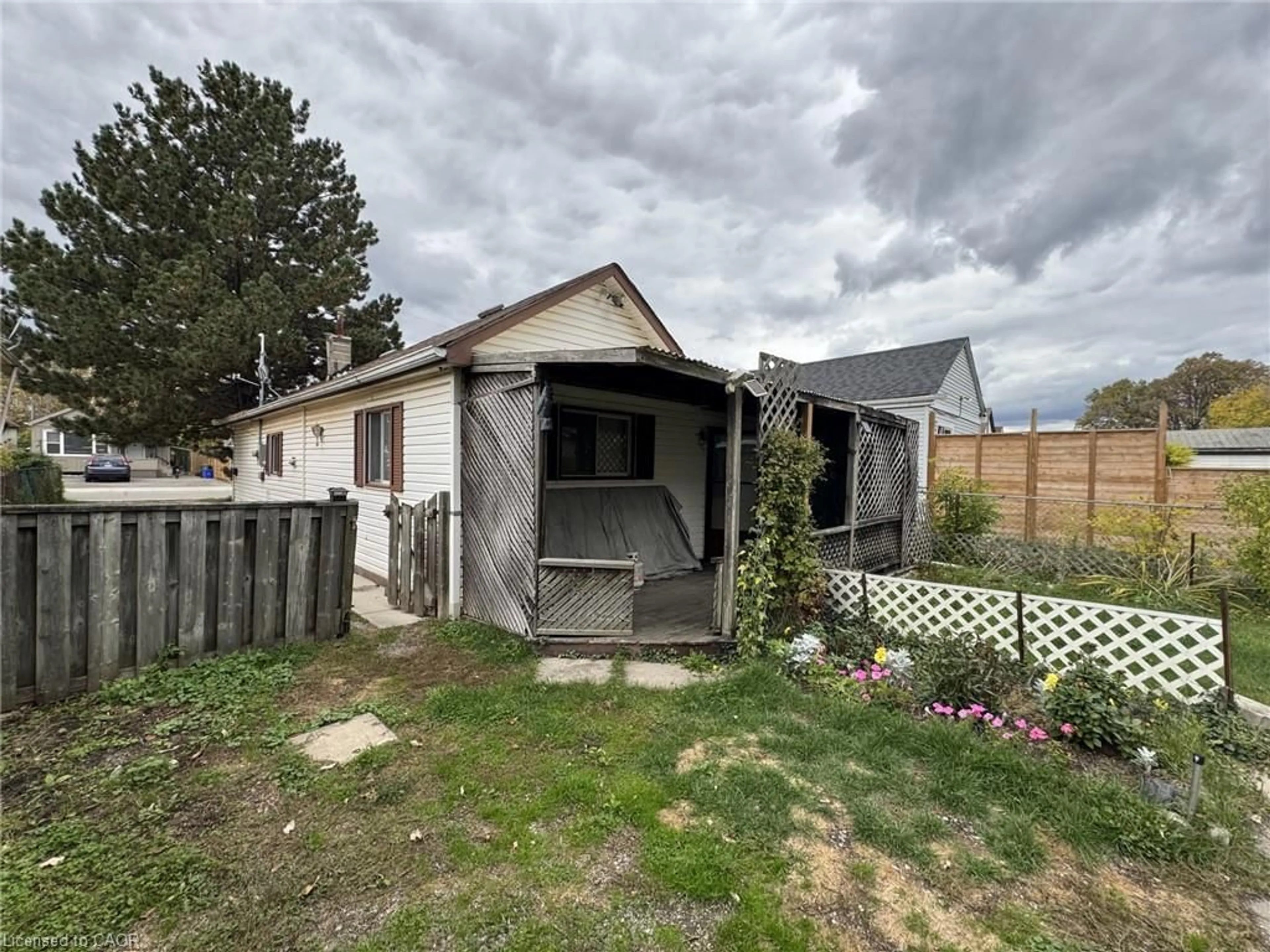 Shed for 544 Quebec St, Hamilton Ontario L8H 6V4