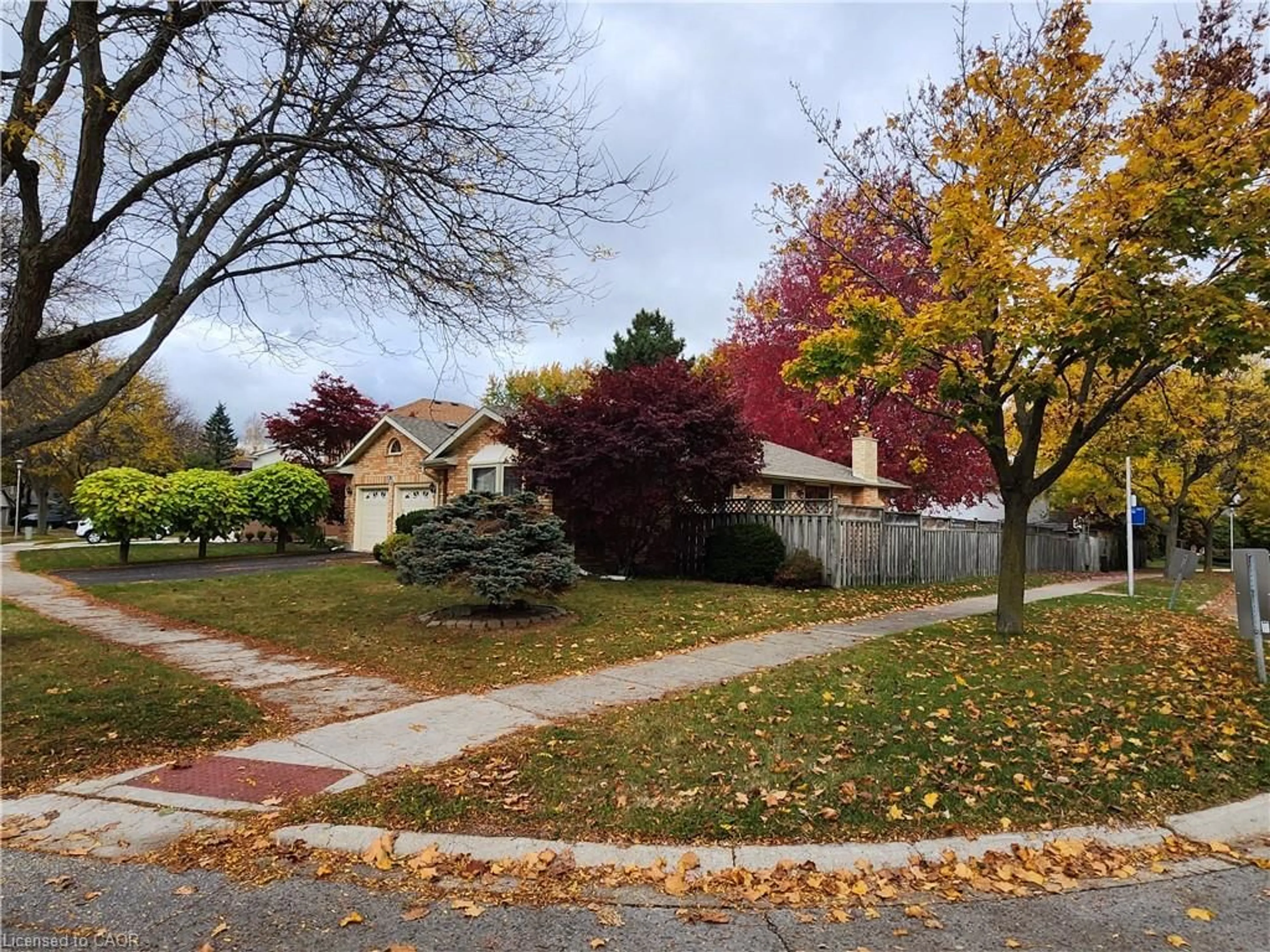 A pic from outside/outdoor area/front of a property/back of a property/a pic from drone, street for 1741 Phillbrook Cres, London Ontario N5X 3H5