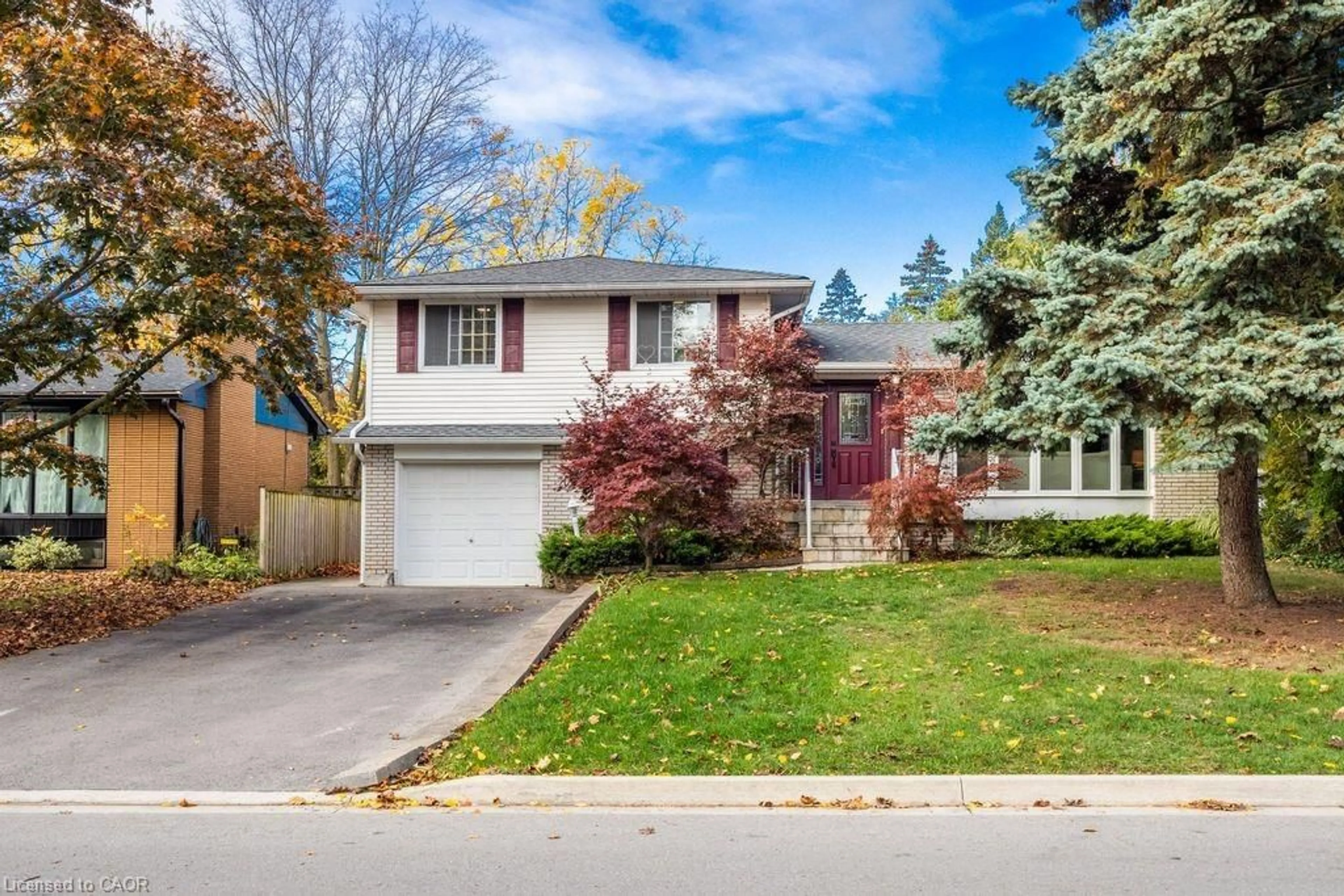 Home with vinyl exterior material, street for 5119 Cherryhill Cres, Burlington Ontario L7L 4B8